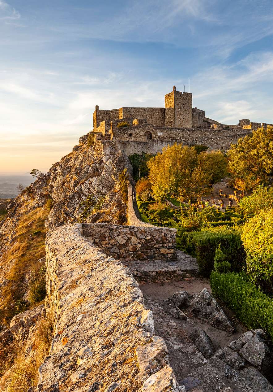Vista exterior do Castelo Marvão, um Hotel Histórico em Marvão situado numa colina, rodeado por natureza