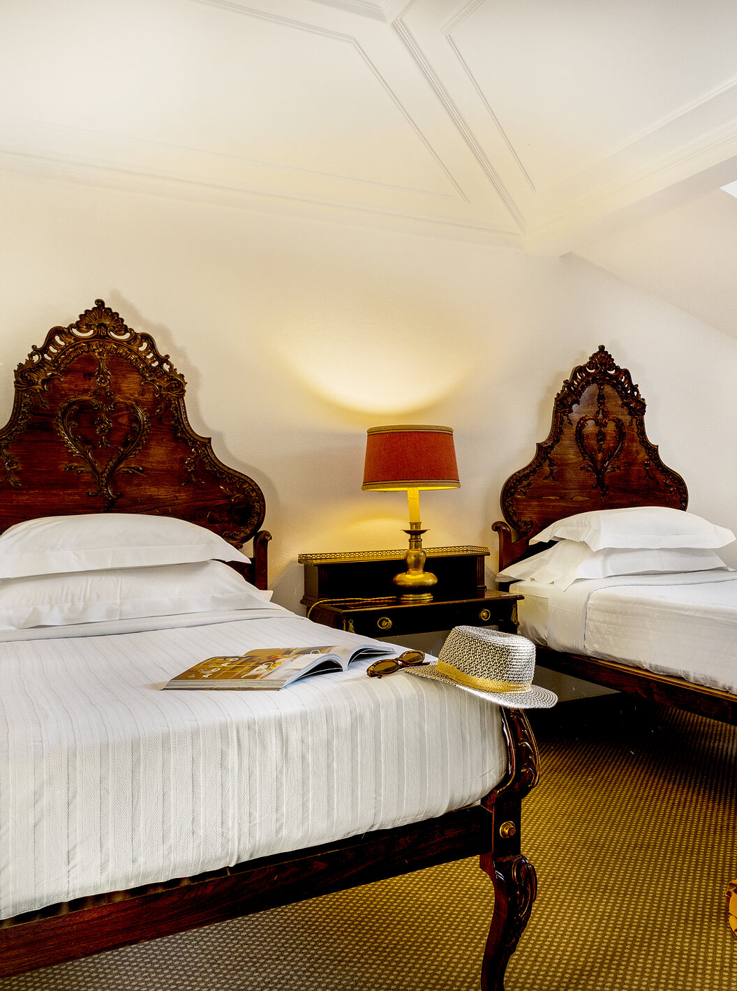 O Quarto Clássico da Pousada Castelo Estremoz tem duas camas individuais e uma mesa de cabeceira com candeeiro