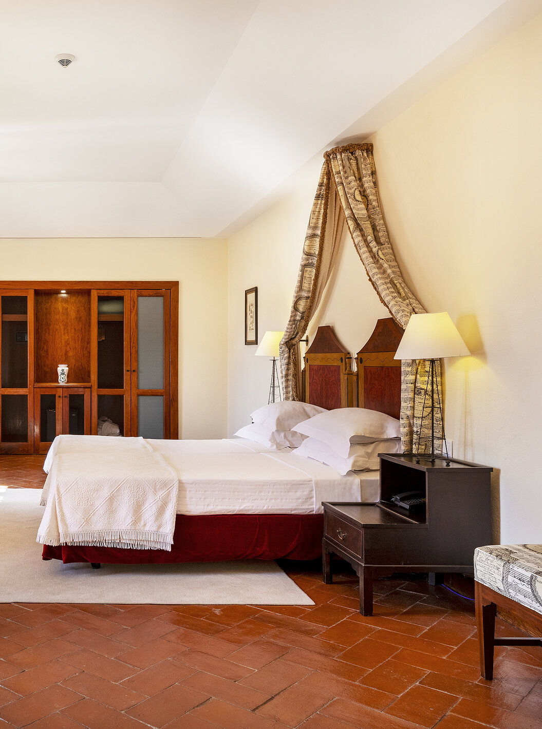 A Master Suite da Pousada Convento Vila Viçosa tem um quarto espaçoso com uma cama de casal no centro