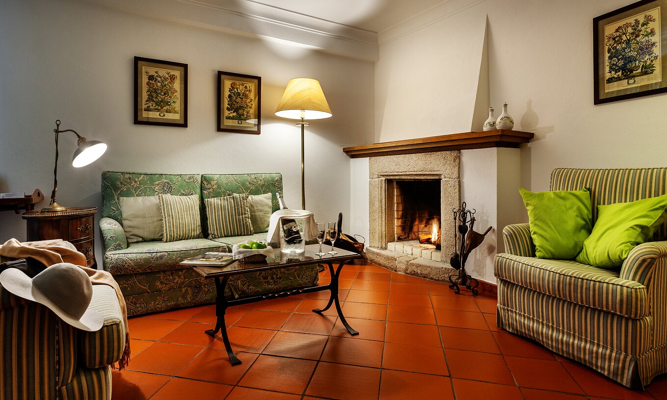 O Estúdio Terraço da Pousada Marvão conta com uma sala de estar com lareira, sofá e cadeirões