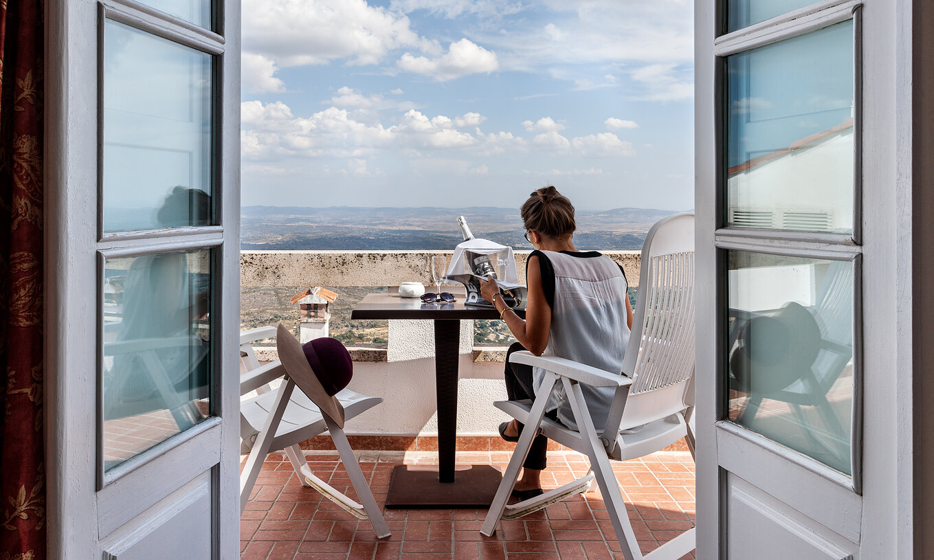 A Suite Superior com Varanda da Pousada Marvão conta com uma varanda com vista para a paisagem e uma mesa