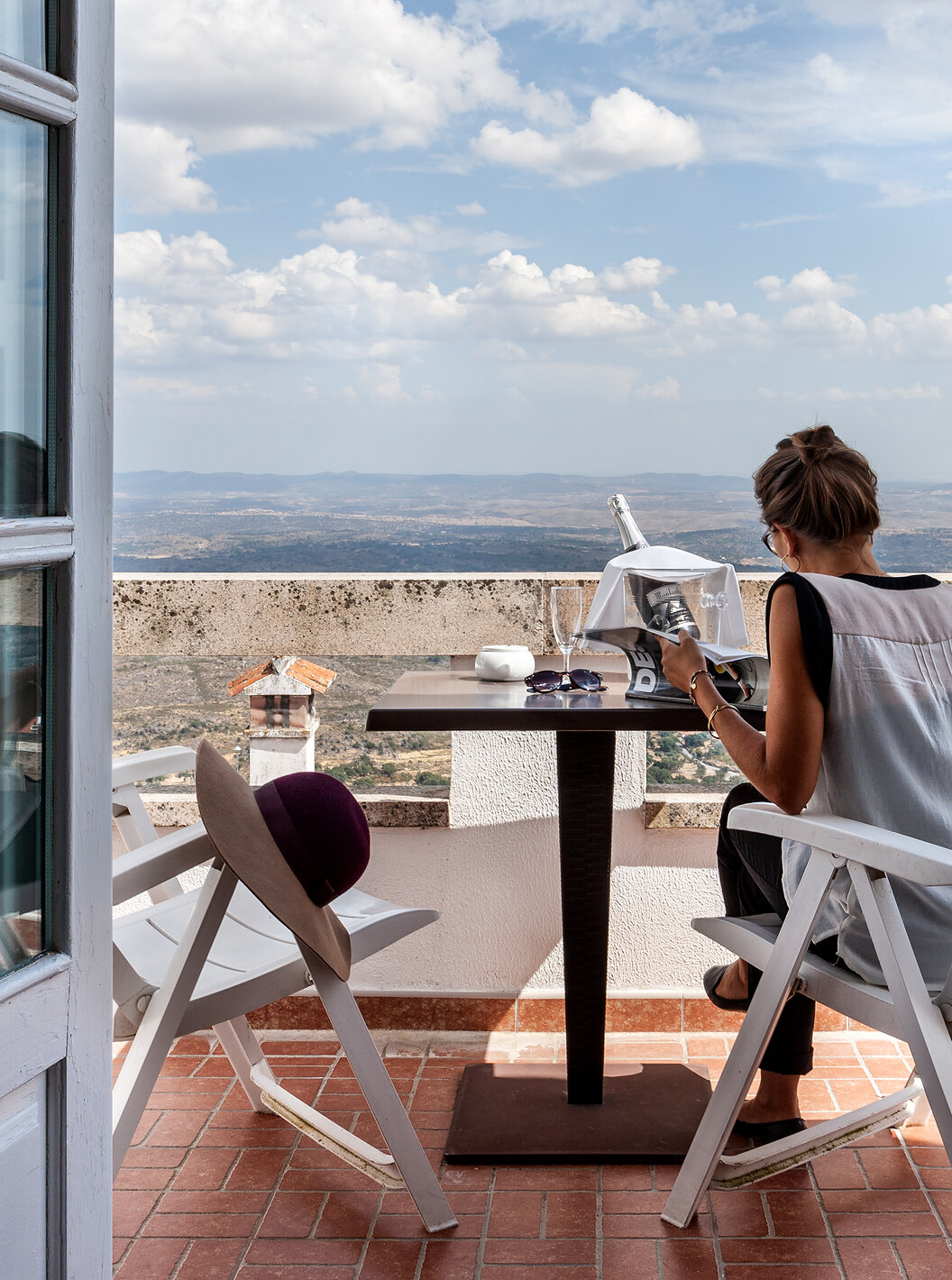 A Suite Superior com Varanda da Pousada Marvão conta com uma varanda com vista para a paisagem e uma mesa