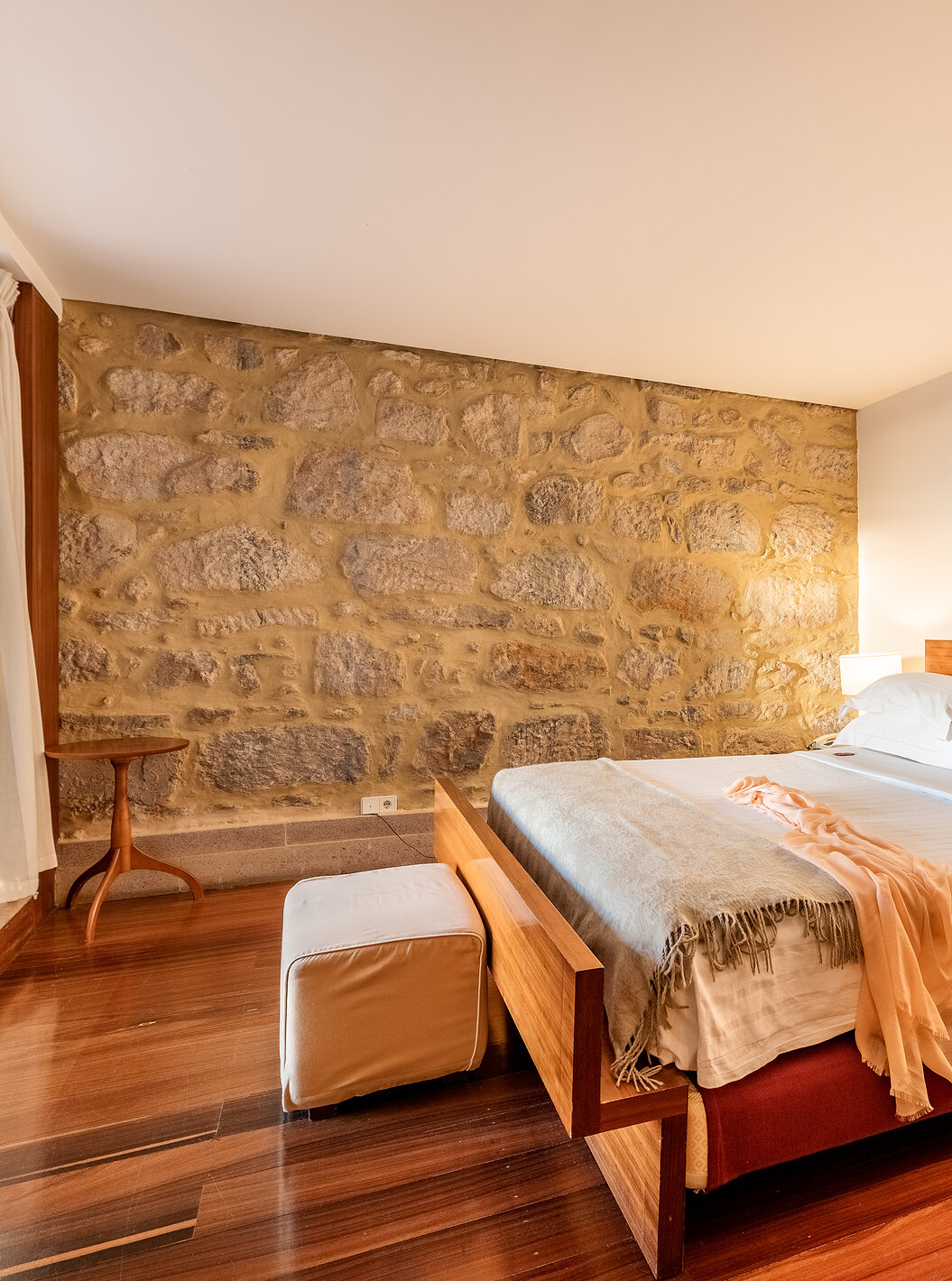 O Quarto Clássico da Pousada Mosteiro Crato é um quarto amplo com uma cama de casal 