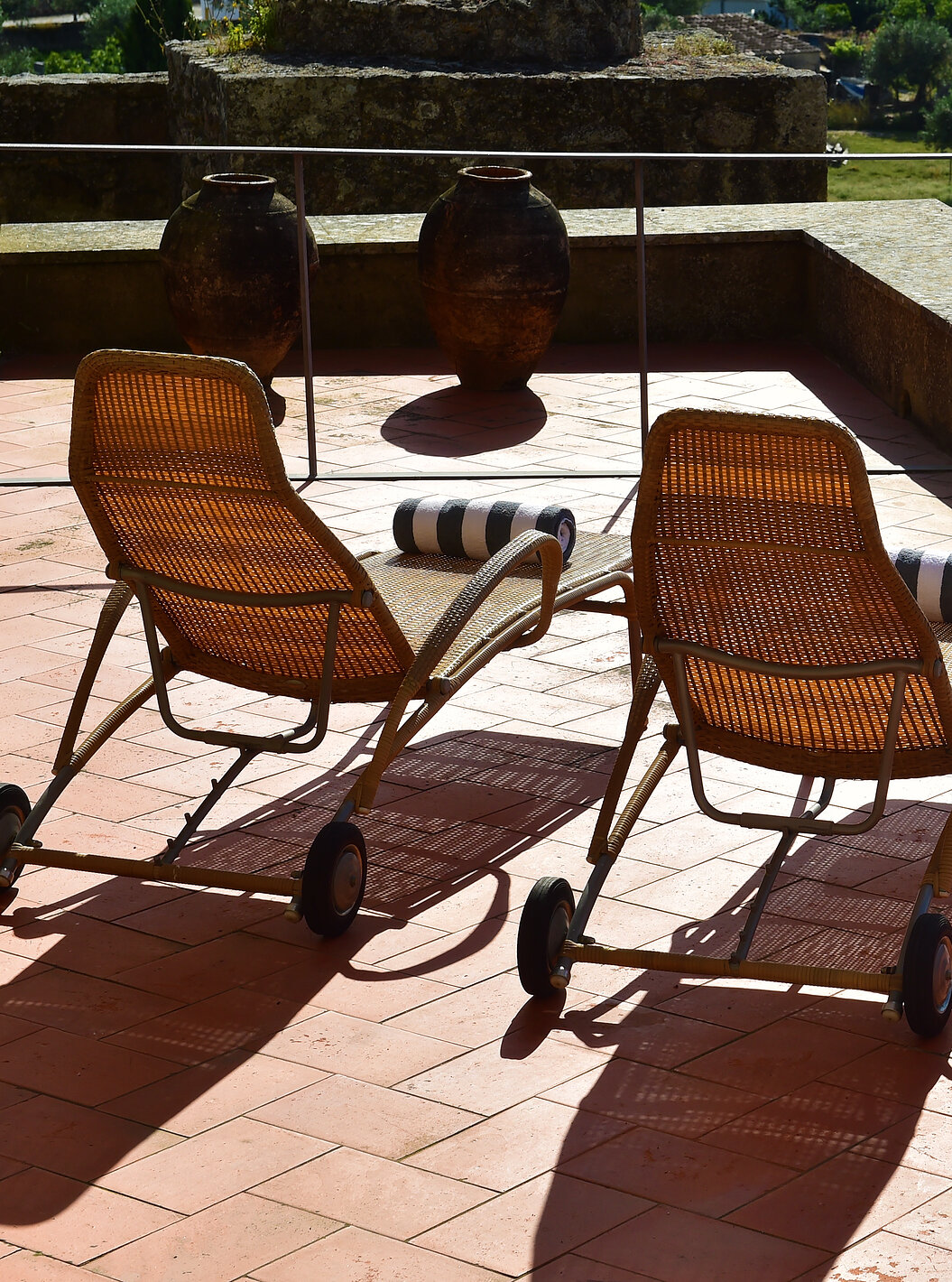 A Suite Standard da Pousada Mosteiro Crato possui uma varanda ampla com espreguiçadeiras e vista sobre a piscina e jardins