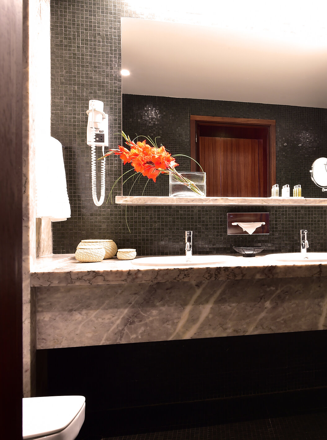 O Quarto Superior da Pousada Mosteiro Crato tem uma casa de banho em mármore cinzento com sanita, banheira e dois lavatórios