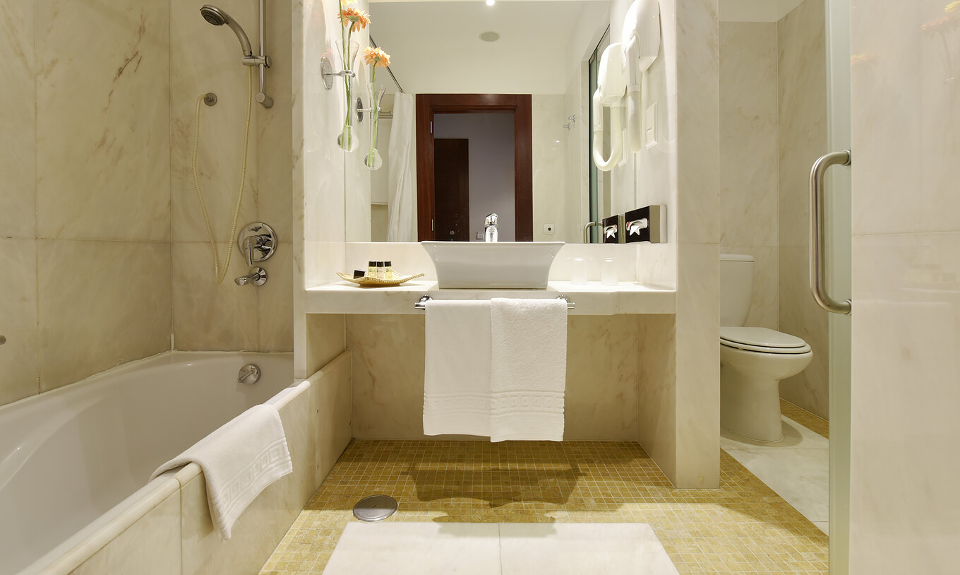 O Quarto Clássico da Pousada Convento Tavira tem uma casa de banho com banheira, lavatório com espelho, amenities e sanita