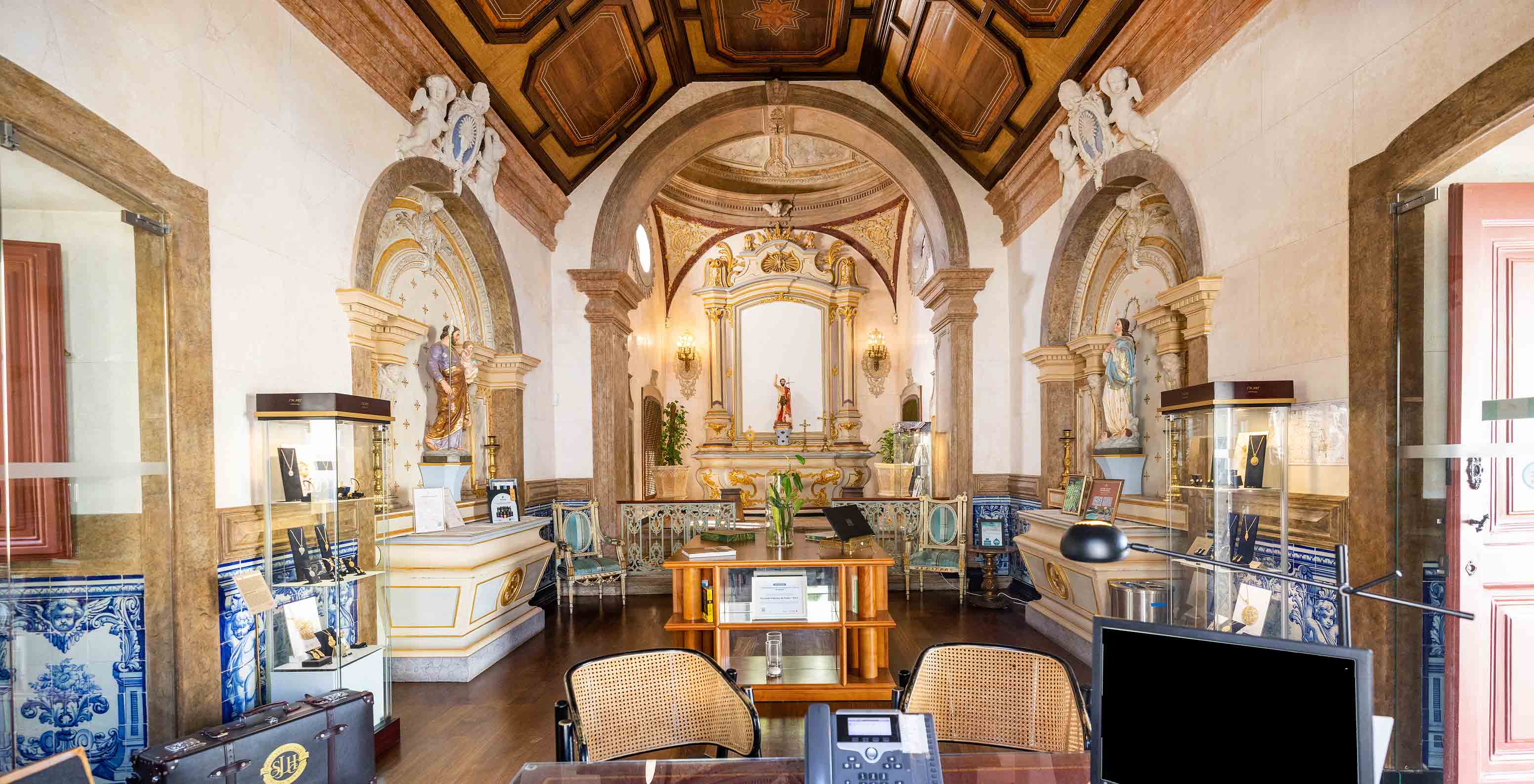 Receção com teto ornamentado, exibição de artefatos religiosos e móveis antigos no Hotel Histórico no Algarve com Piscina