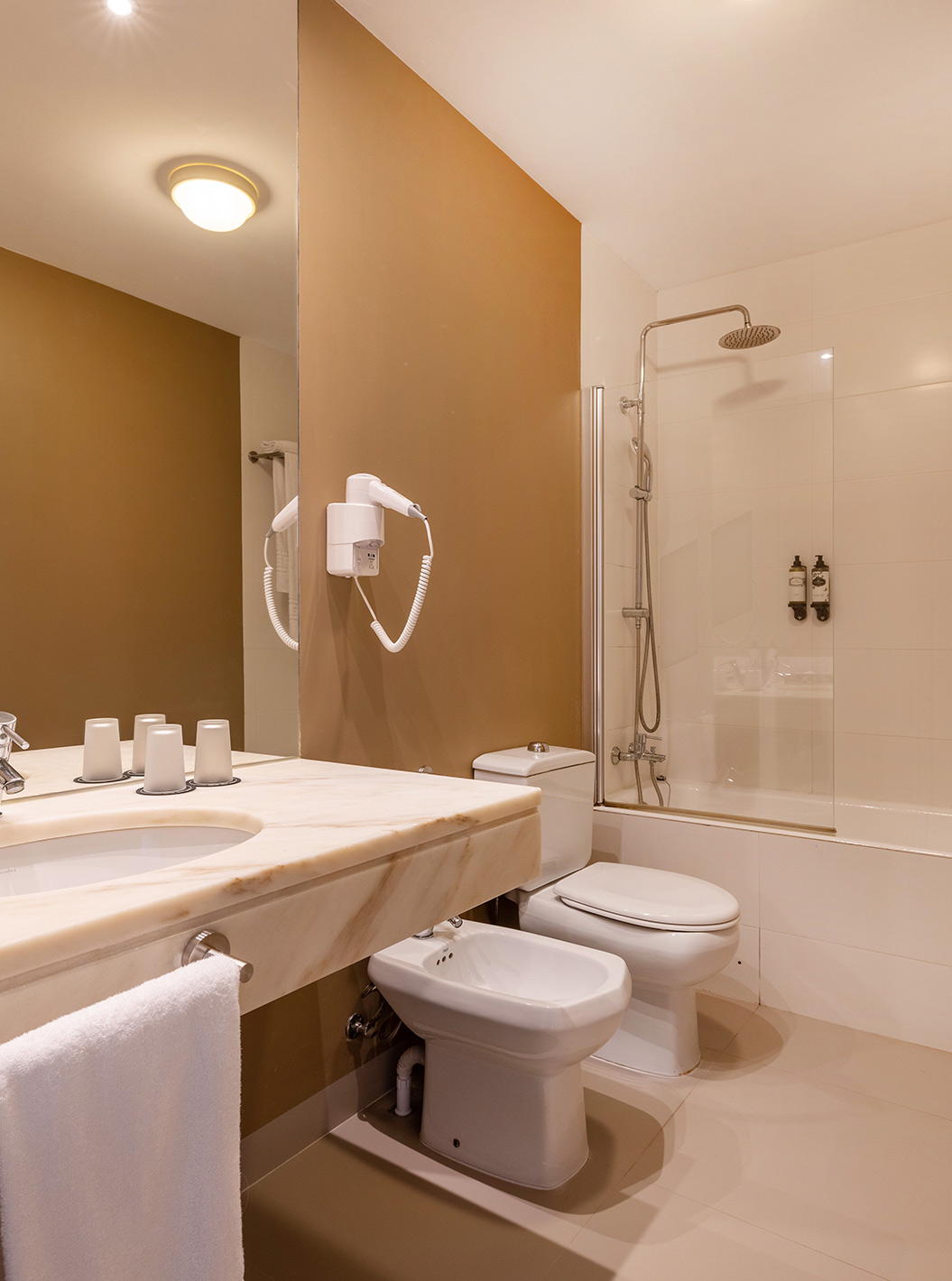 O Quarto Clássico da Pousada Sagres conta com uma casa de banho com lavatório com amenities, toalhas e banheira