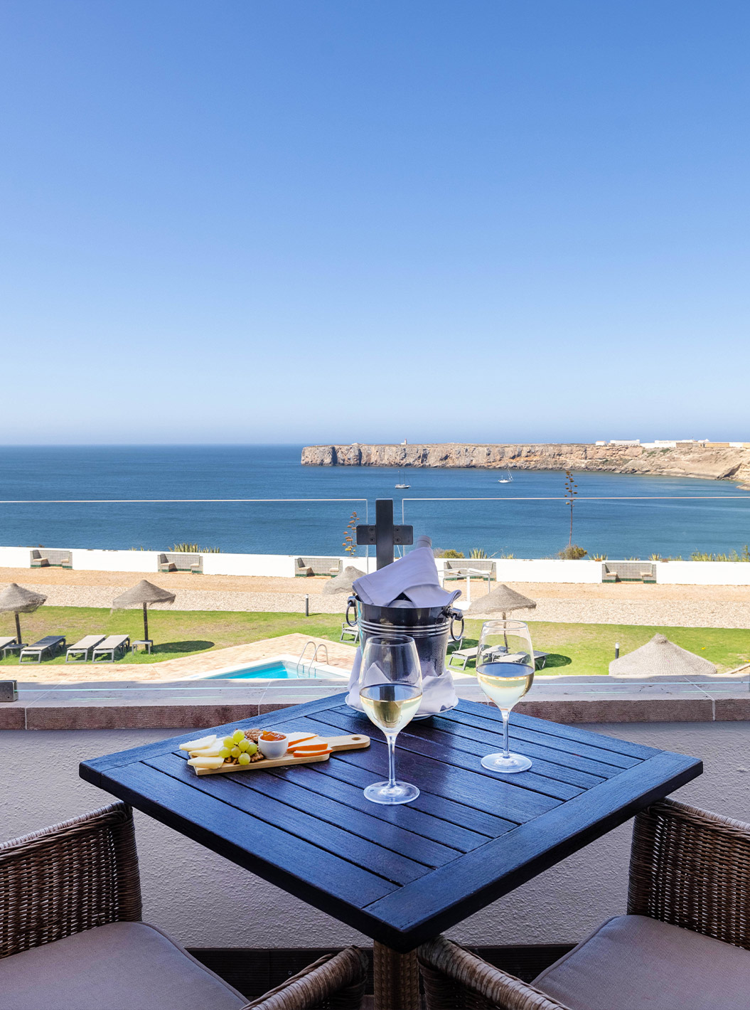 A Suite Especial da Pousada Sagres tem uma varanda com mesa e cadeira, com vista para a piscina exterior e para o mar