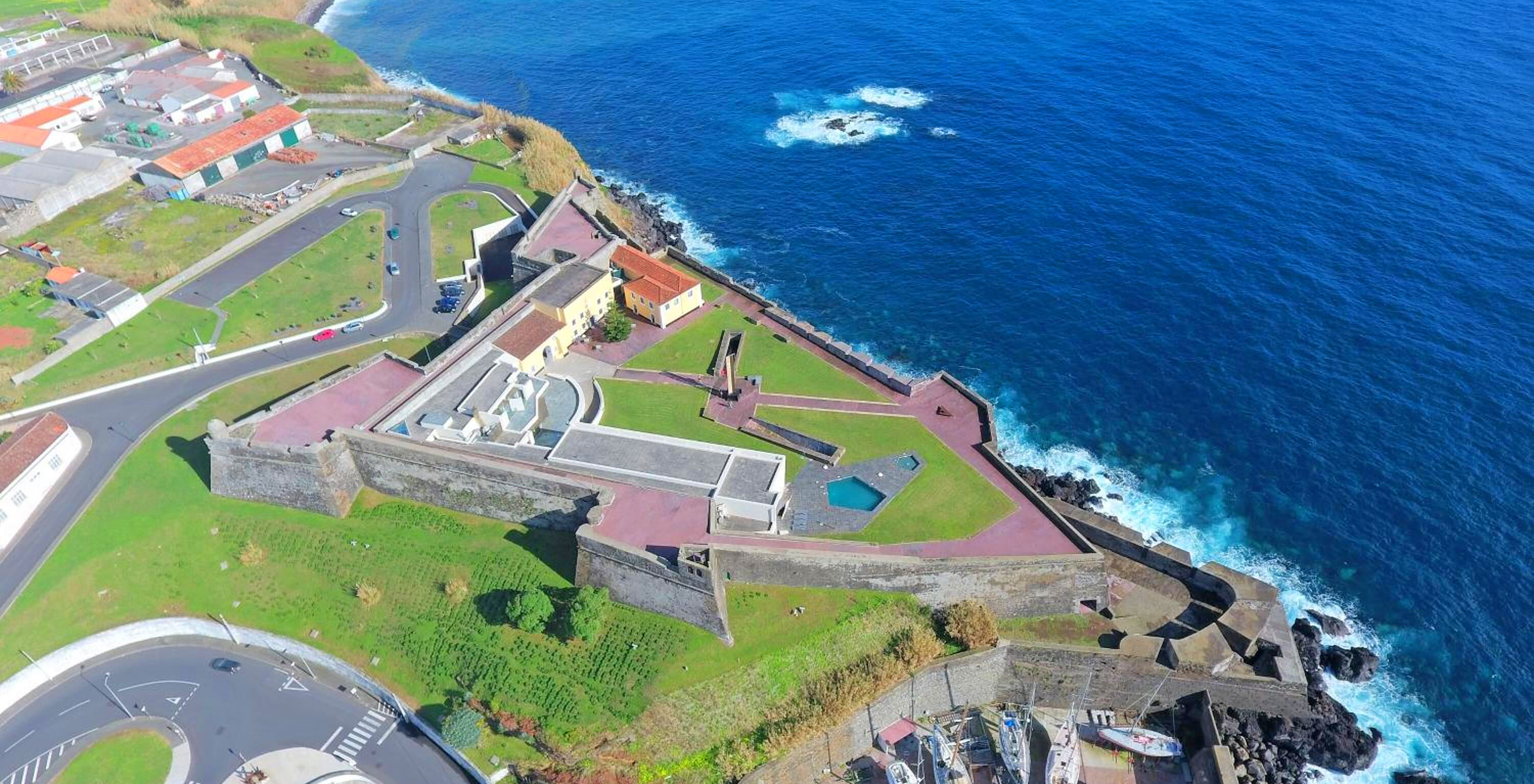 Vista aérea da Ilha da Terceira, onde se vê o mar, a Pousada e a área envolvente 