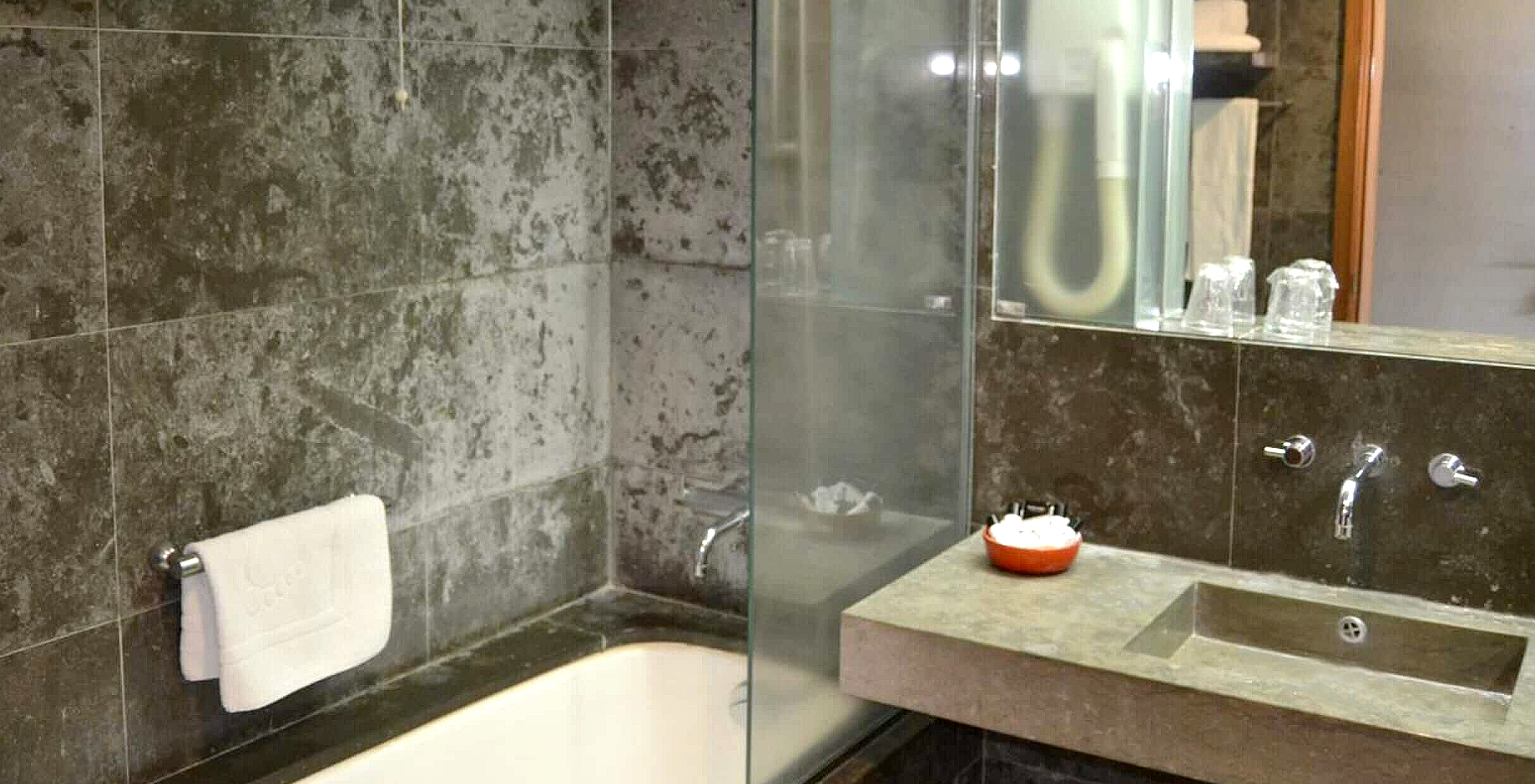 O Quarto Clássico da Pousada Forte Angra do Heroísmo tem uma casa de banho em azulejo com banheira, lavatório e duche