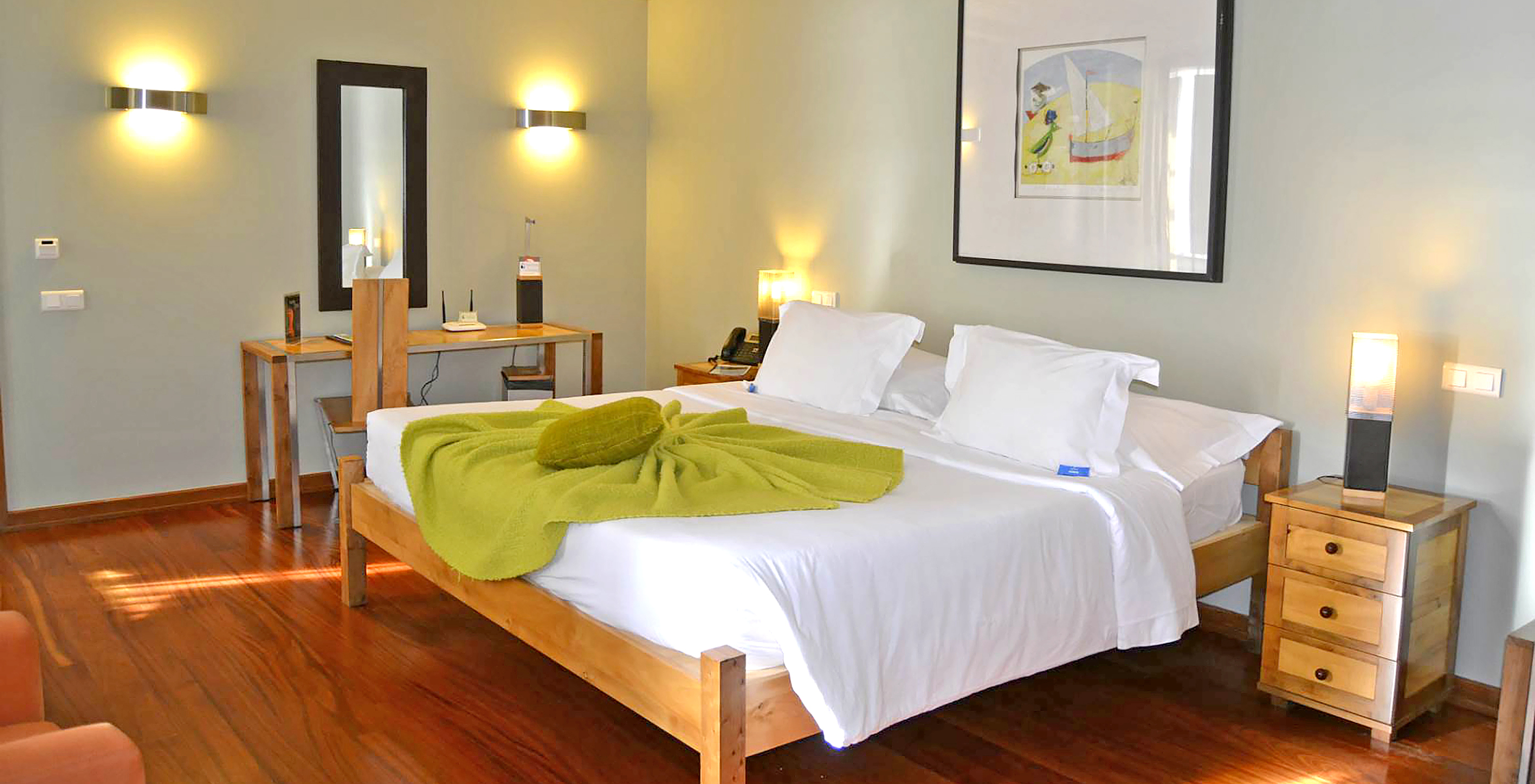 A Suite Standard da Pousada Forte Angra do Heroísmo tem uma cama de casal, duas mesas de cabeceira e uma secretária