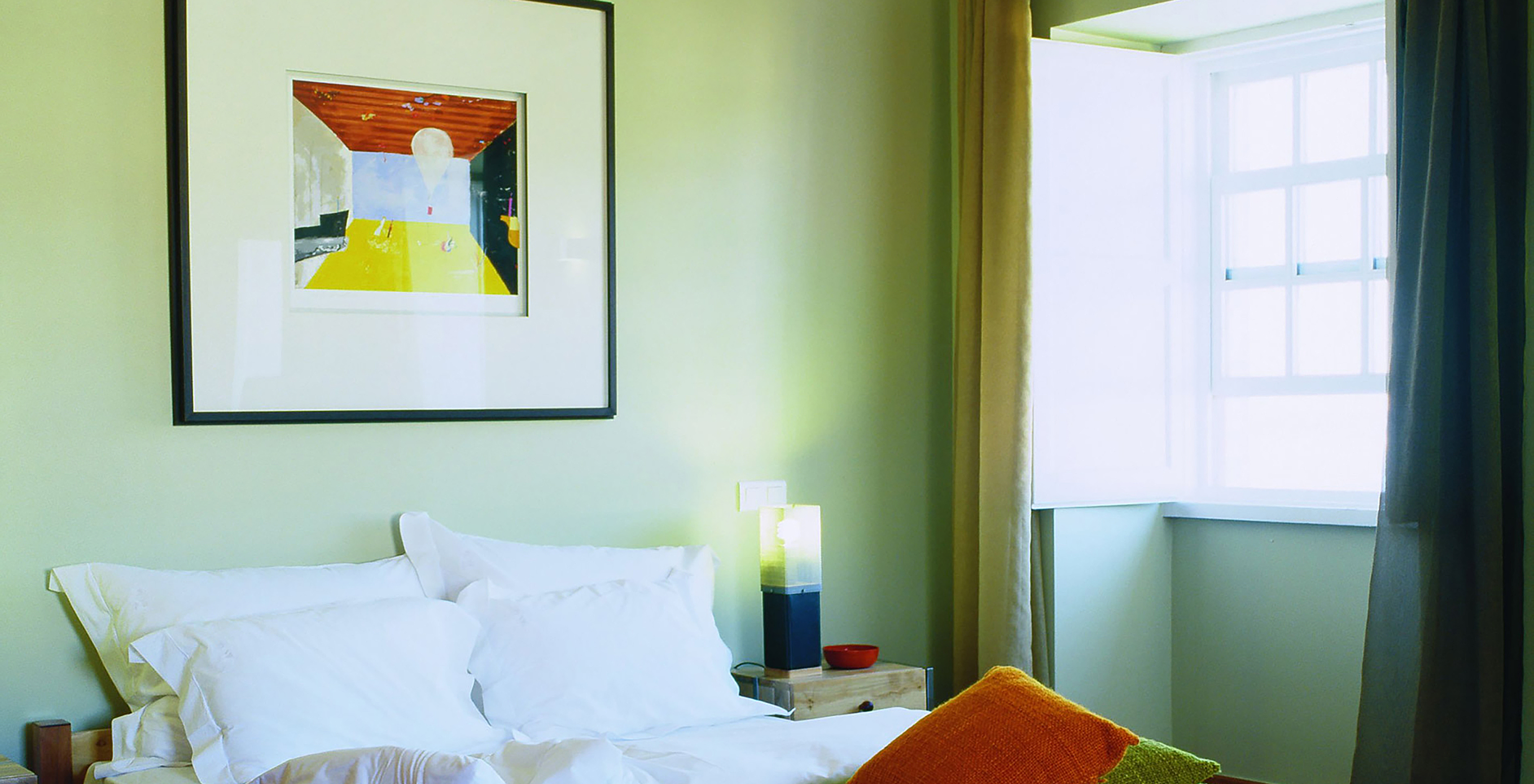 O Quarto Superior da Pousada Forte Angra do Heroísmo tem uma cama de casal com um quadro por cima e com janela ao lado 