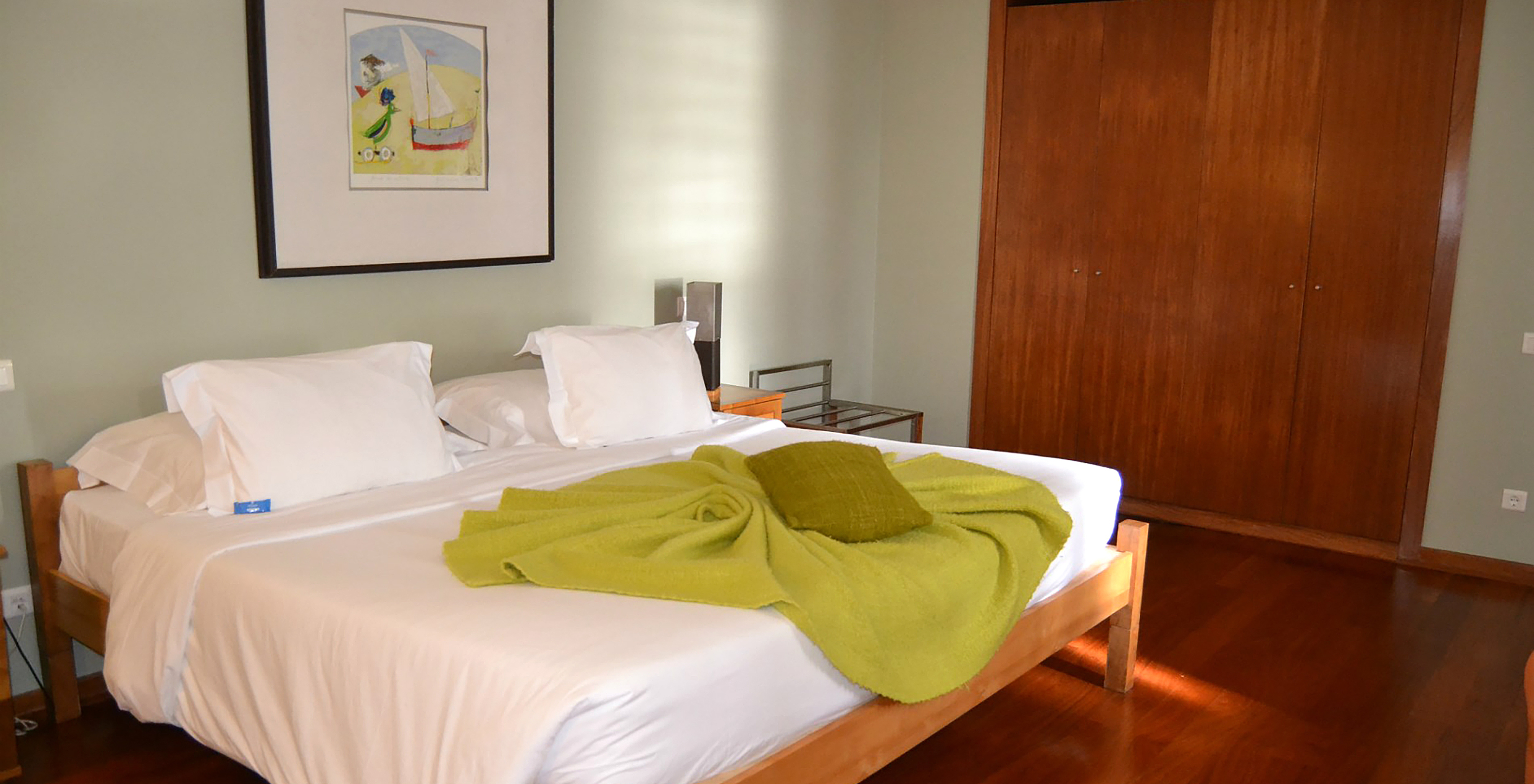 O Quarto Superior da Pousada Forte Angra do Heroísmo tem uma cama de casal e um roupeiro de madeira