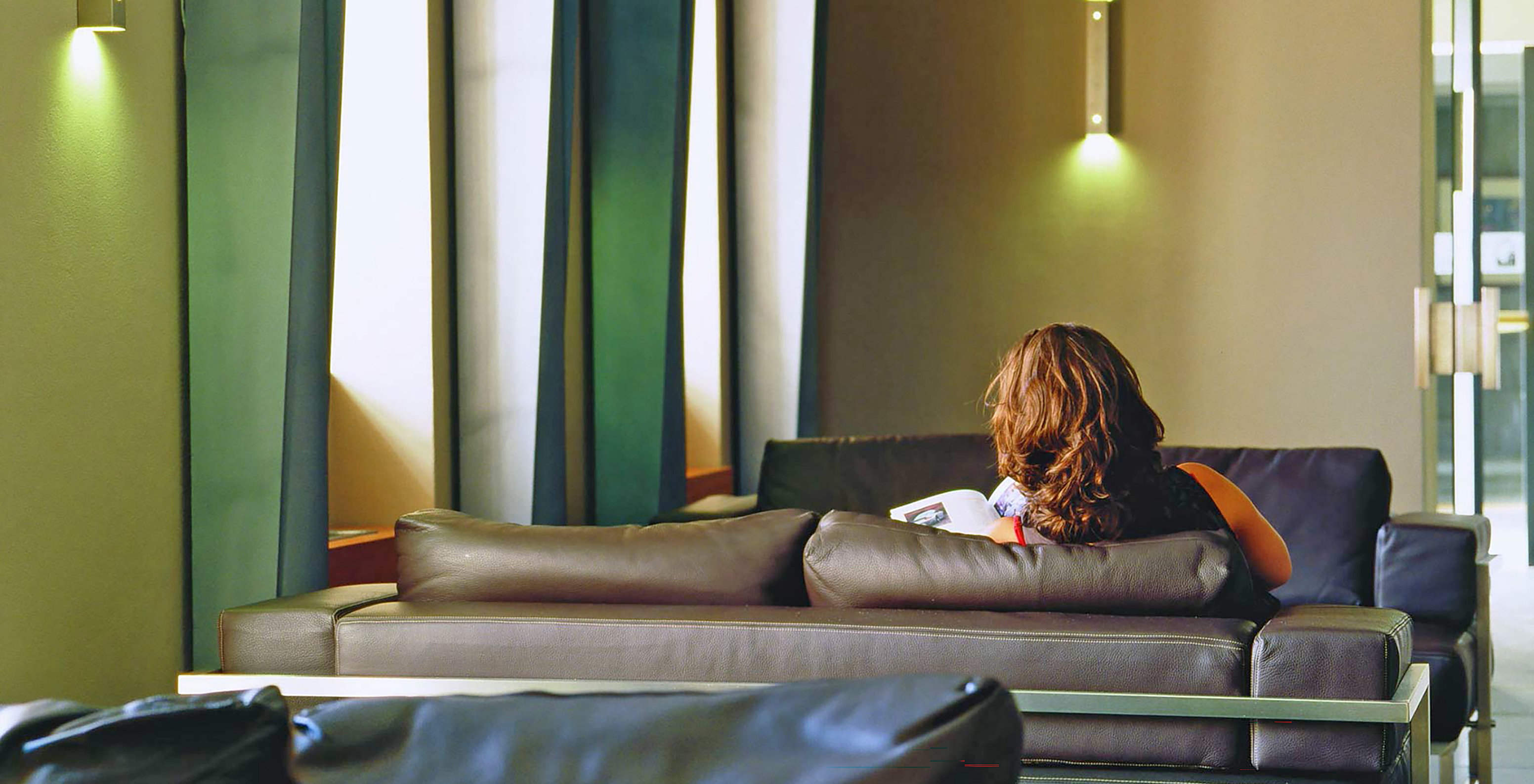 Zona comum do hotel na Ilha Terceira, nos Açores, com vários sofás para poder descansar e relaxar