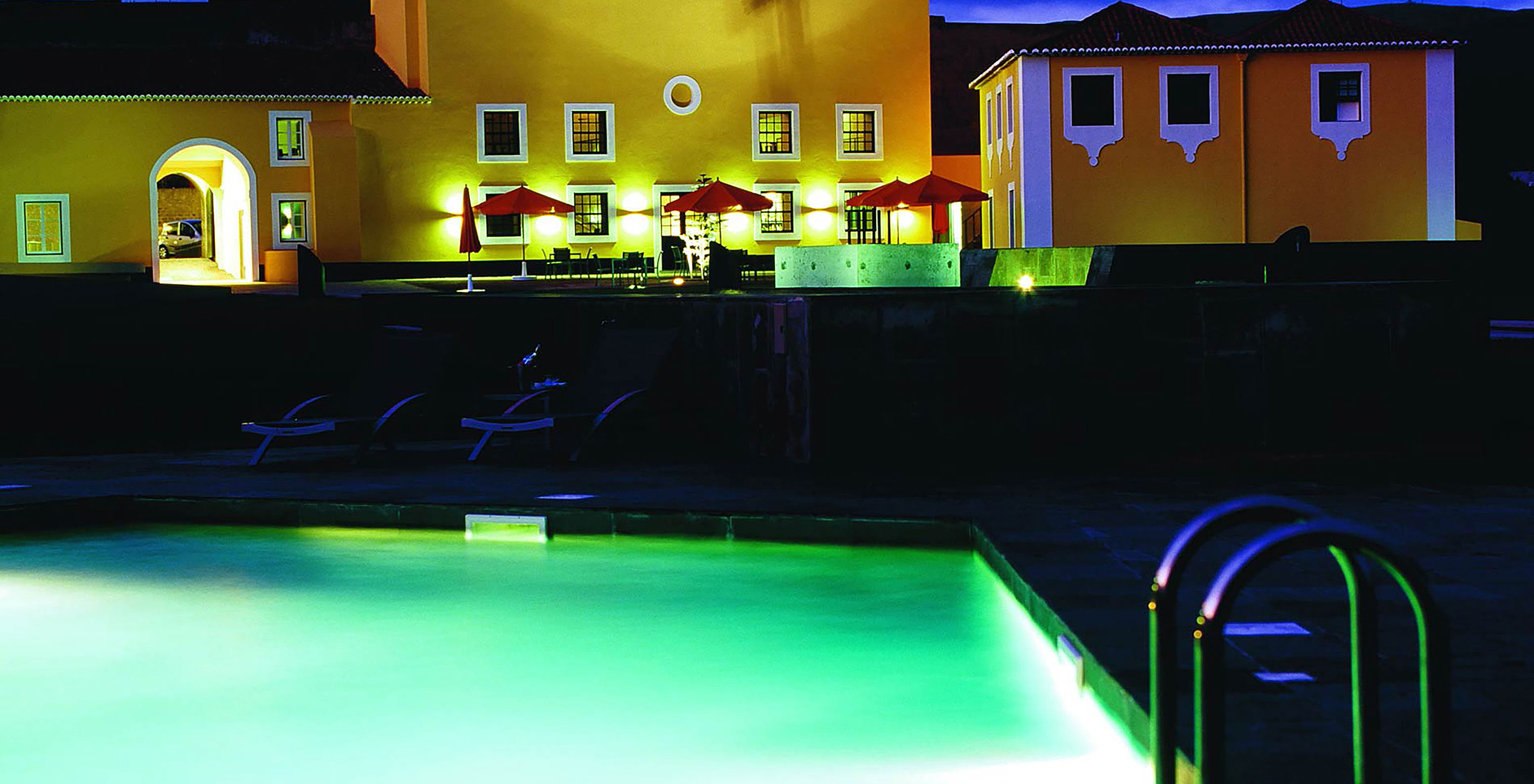 Vista ao anoitecer da piscina e da Pousada Forte Angra do Heroísmo, um hotel de charme na Ilha Terceira, nos Açores