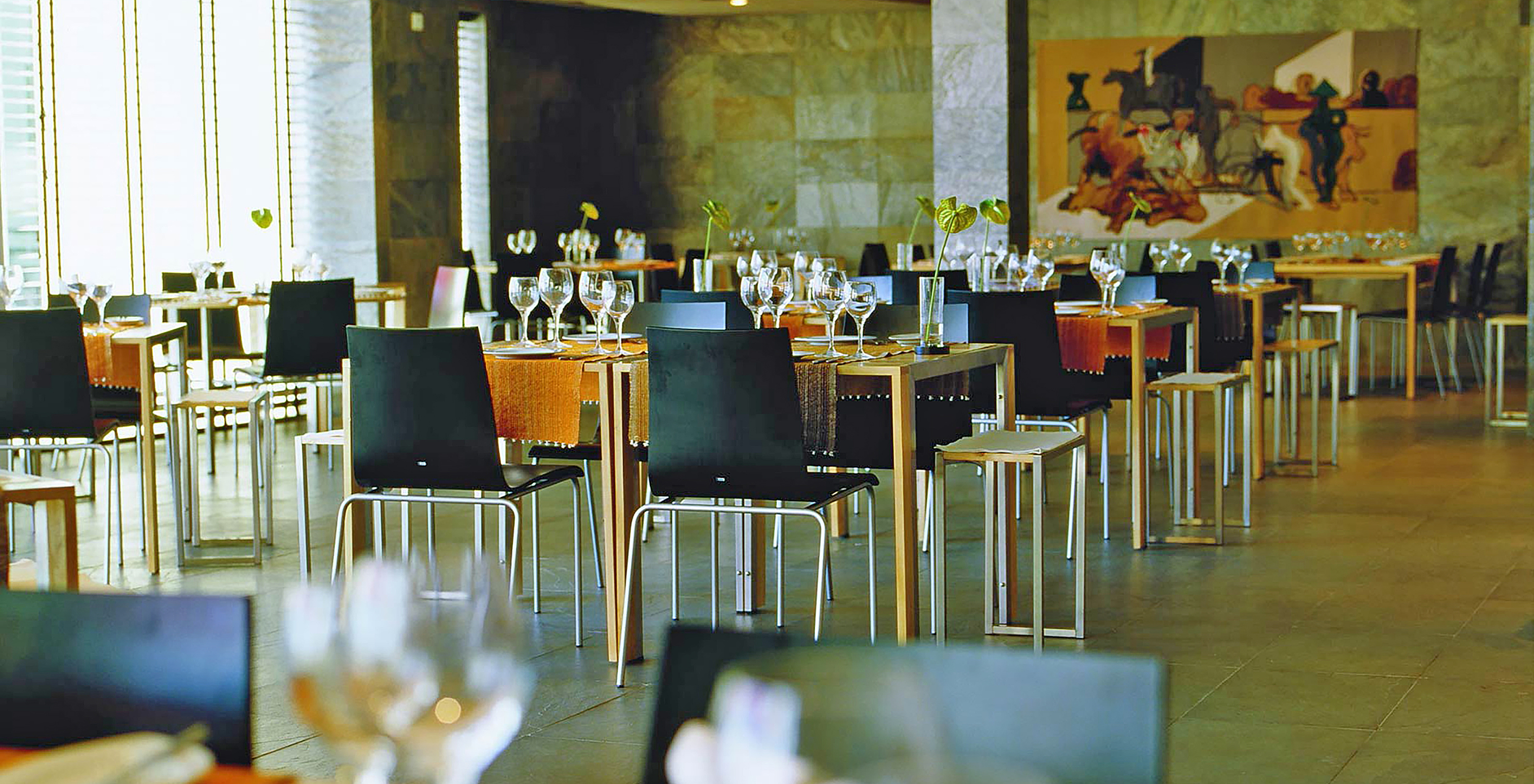 O restaurante Pousada Forte Angra do Heroísmo, do Hotel Histórico na Terceira, tem um ambiente elegante e moderno