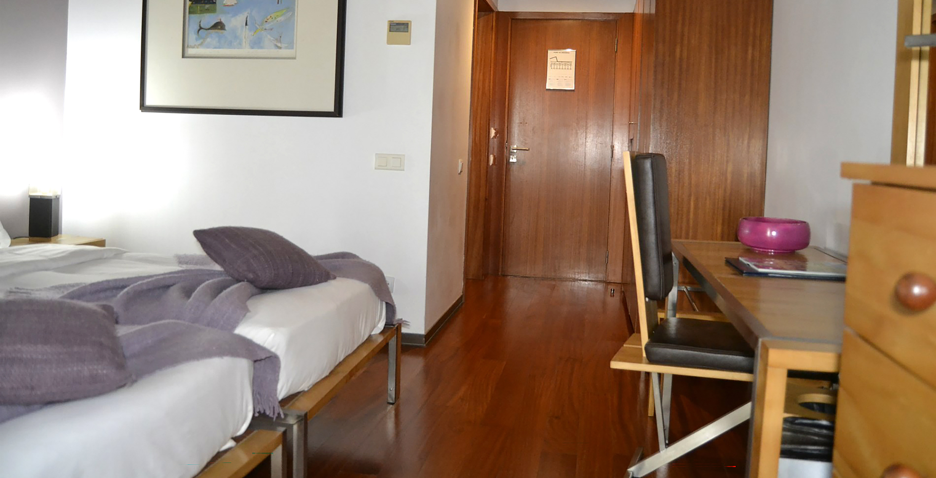 O Quarto Clássico da Pousada Forte Angra do Heroísmo tem duas camas de solteiro, uma secretária e dois armários em madeira