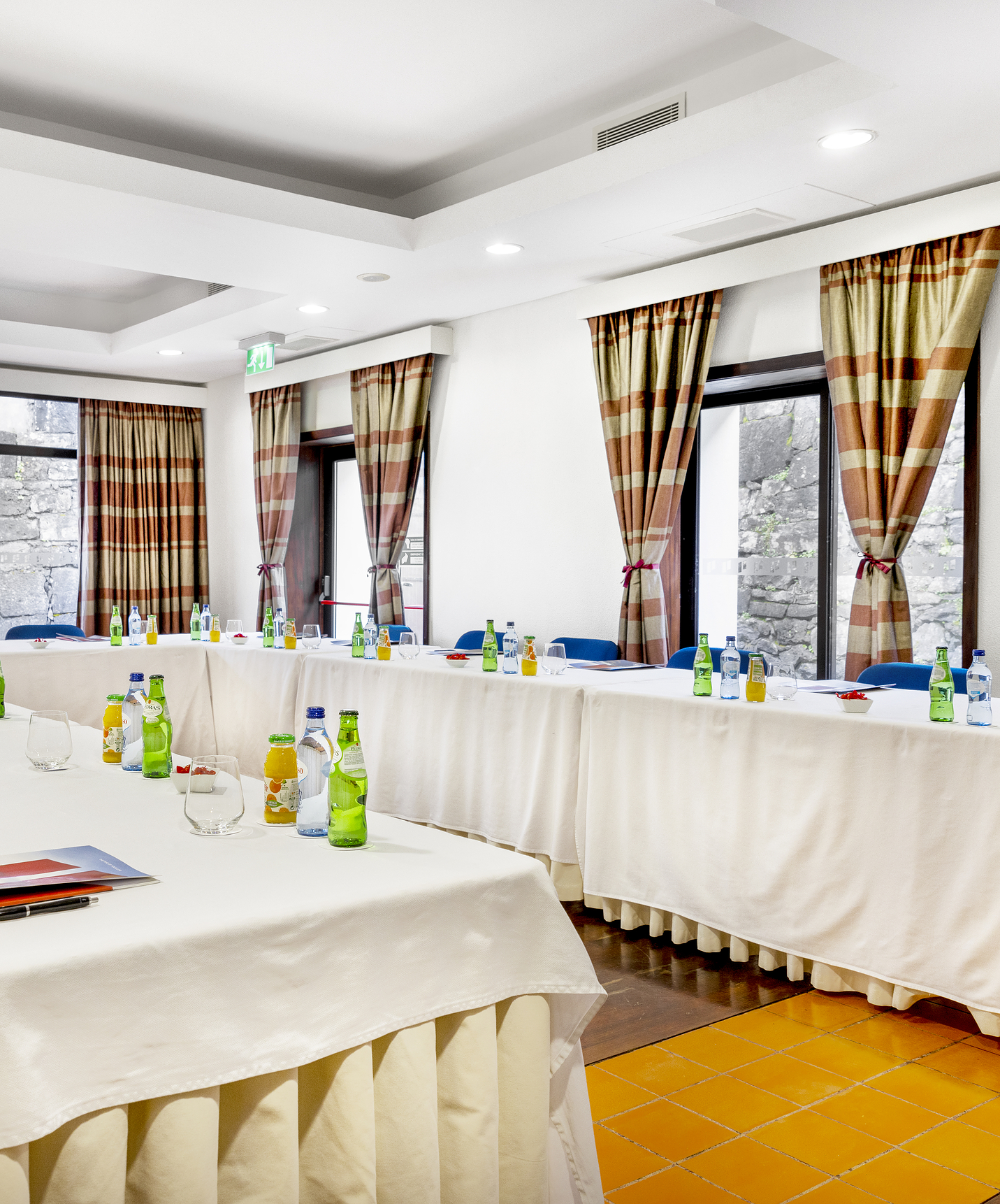 A Pousada Forte da Horta, hotel histórico nos Açores, tem uma sala de reuniões, com luz natural, e várias mesas e cadeiras
