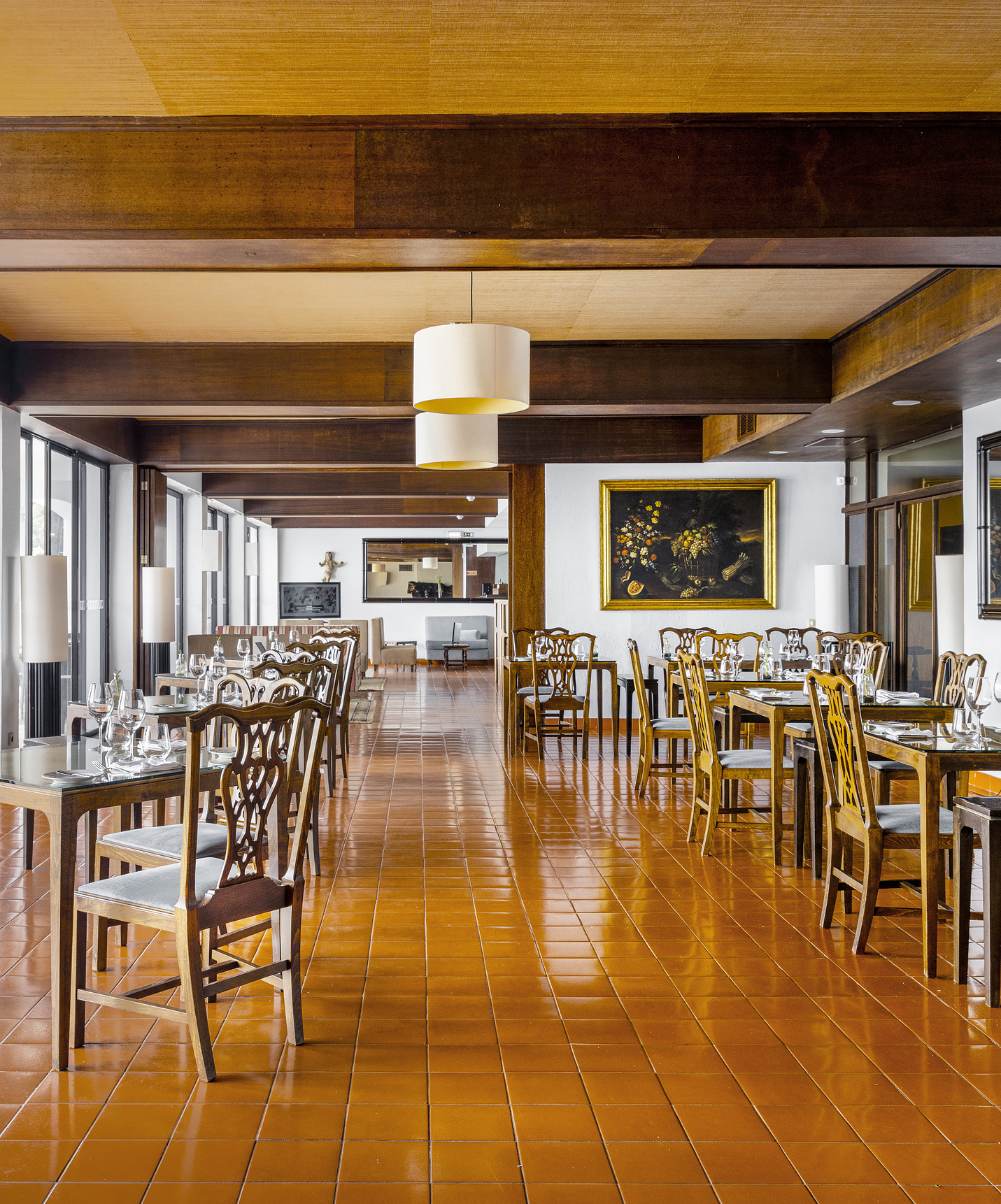 A Pousada Forte da Horta, hotel histórico nos Açores, tem um restaurante amplo, com várias mesas e cadeiras