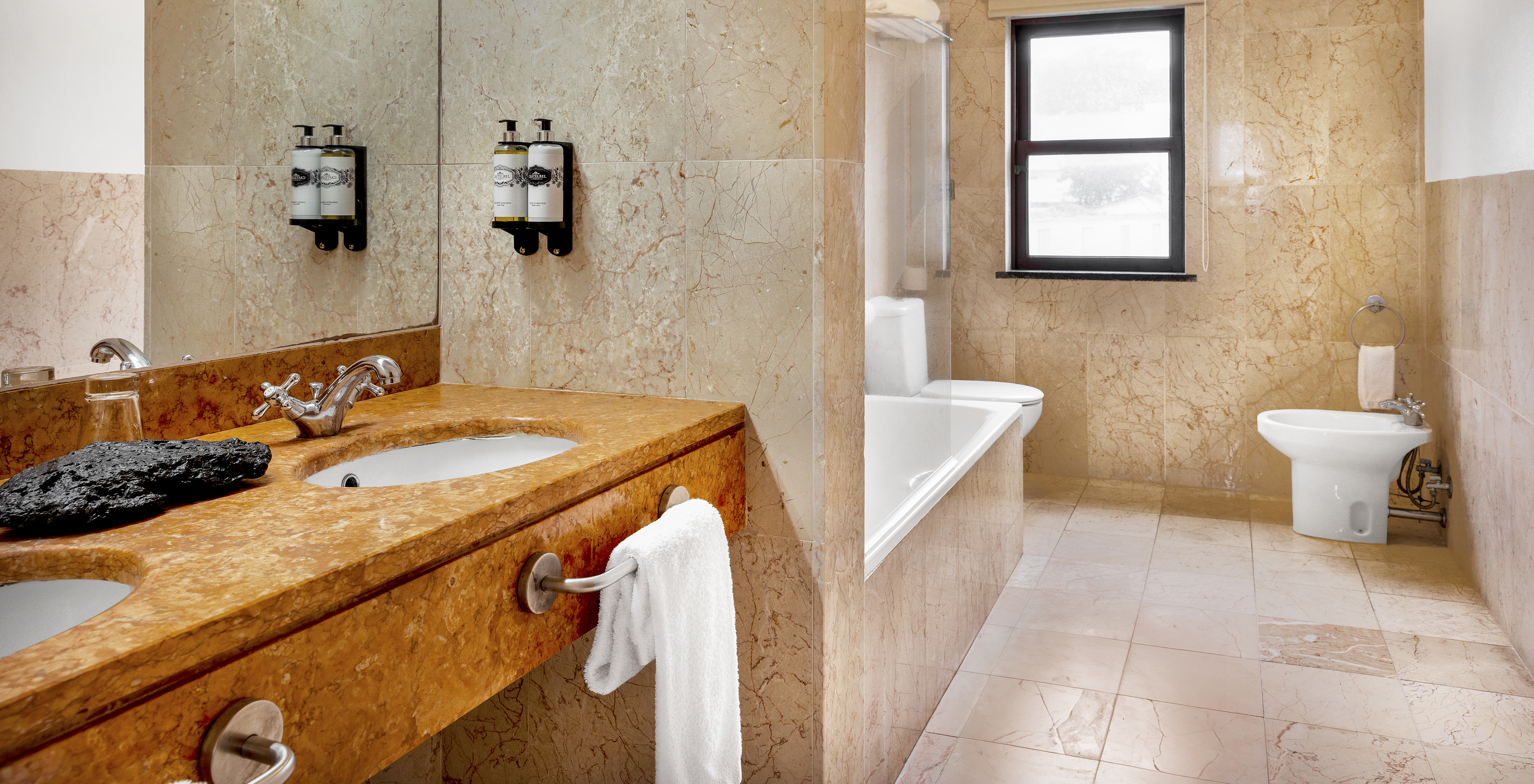 O quarto Master Suite da Pousada Forte Horta tem uma casa de banho com lavatório, espelho, e banheira
