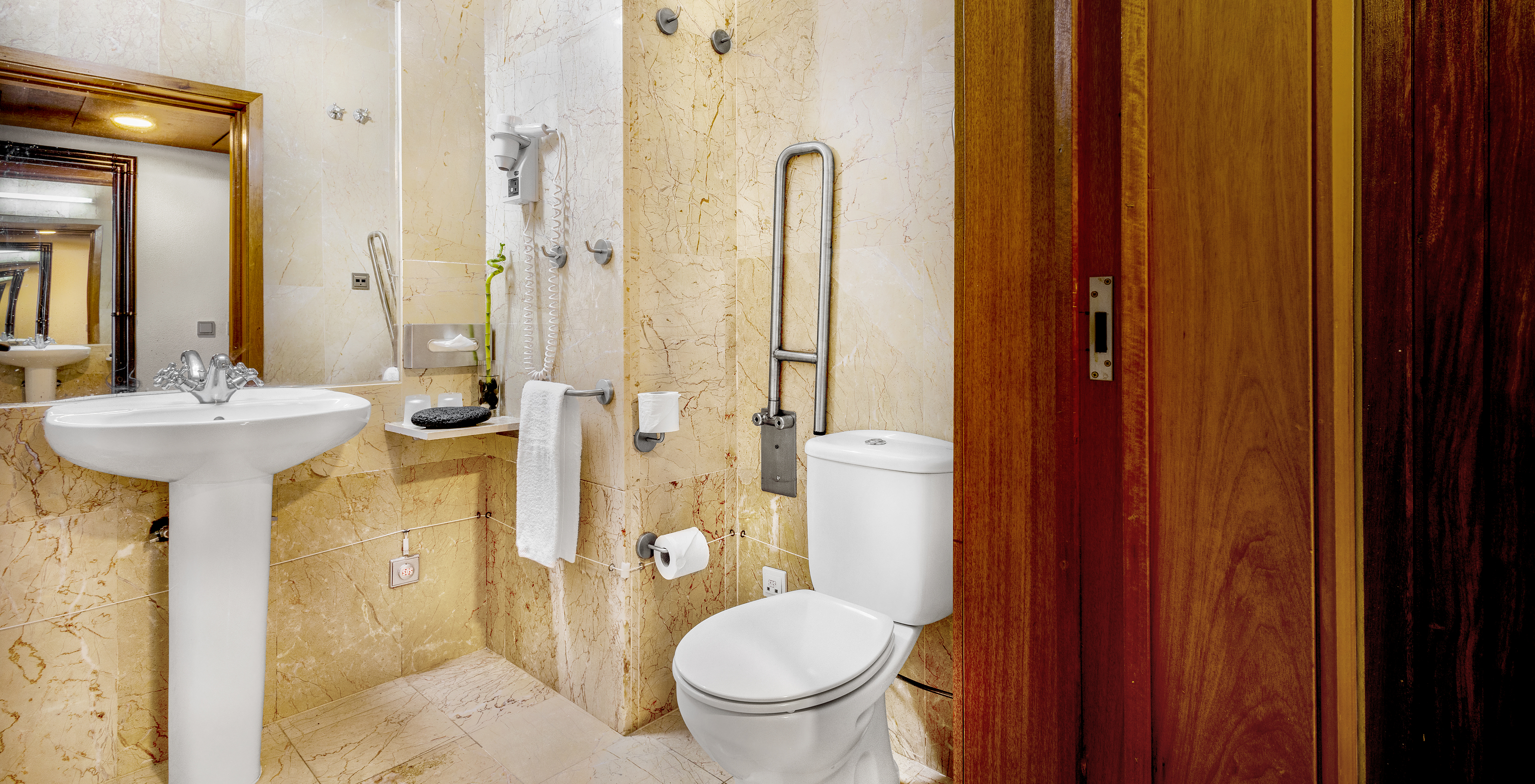 O Quarto Superior da Pousada Forte Horta tem um casa de banho com espelho, lavatório e sanita
