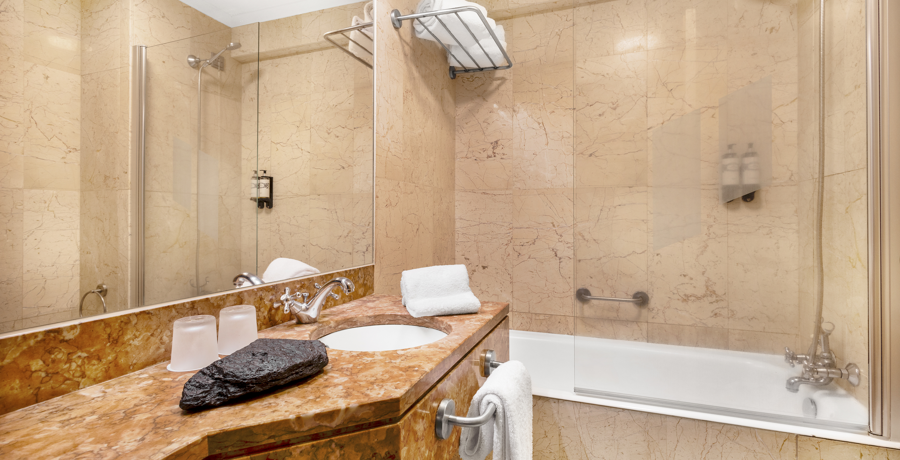 O quarto Superior Família da Pousada Forte Horta tem uma casa de banho com lavatório, banheira com duche e toalha