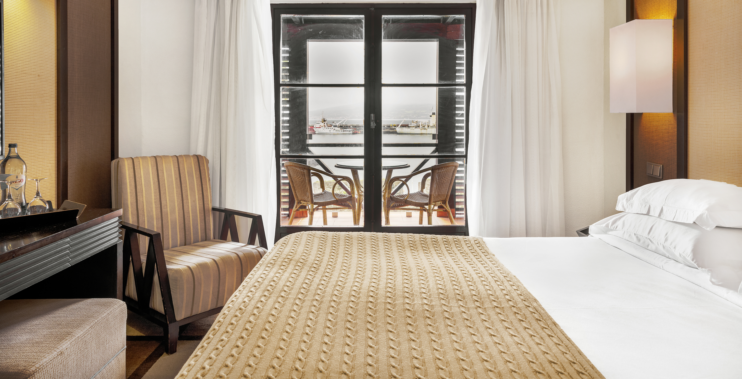 O quarto Superior Família da Pousada Forte Horta tem uma cama de casal e uma varanda com vista para o mar