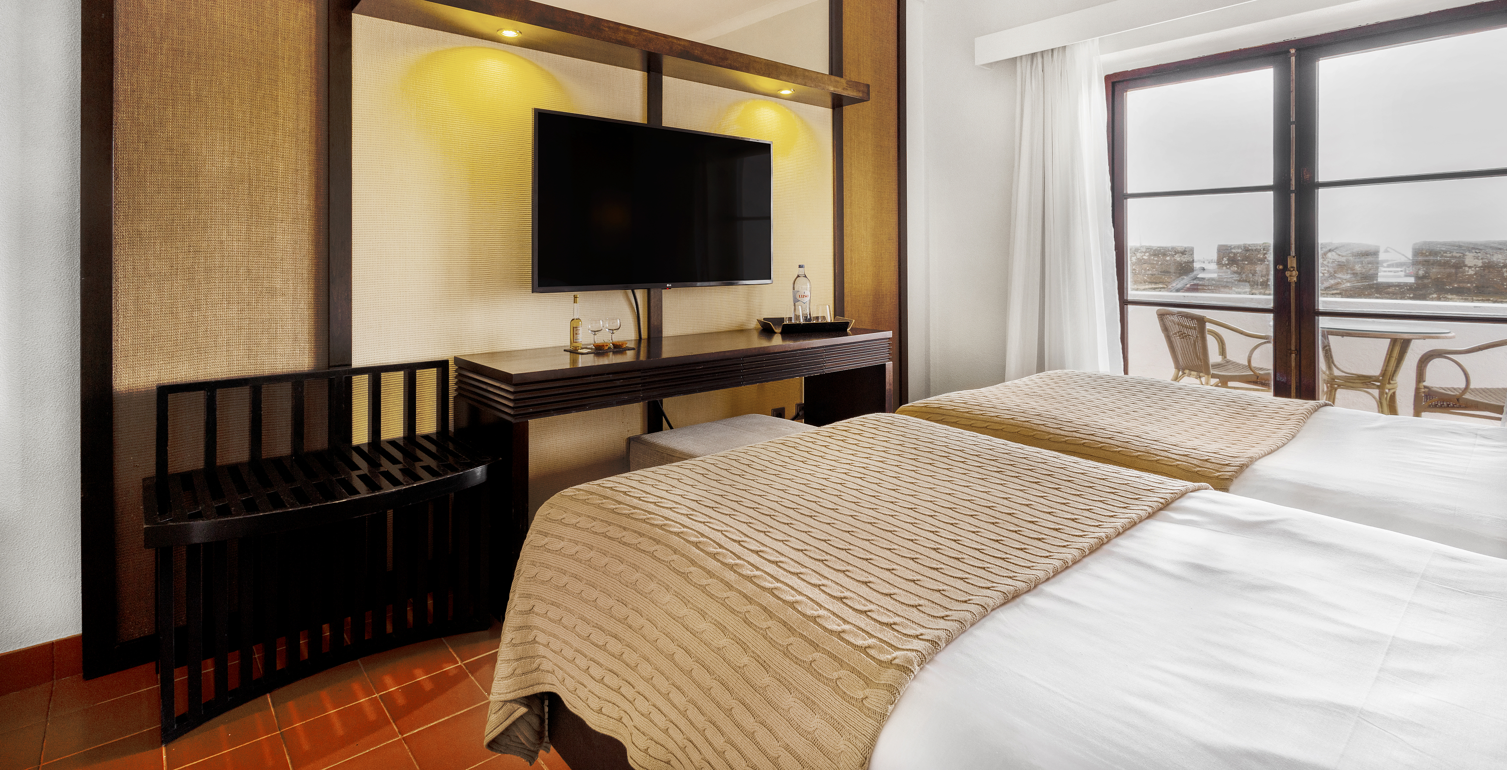 O Quarto Superior da Pousada Forte Horta tem duas camas individuais e uma televisão em frente à cama