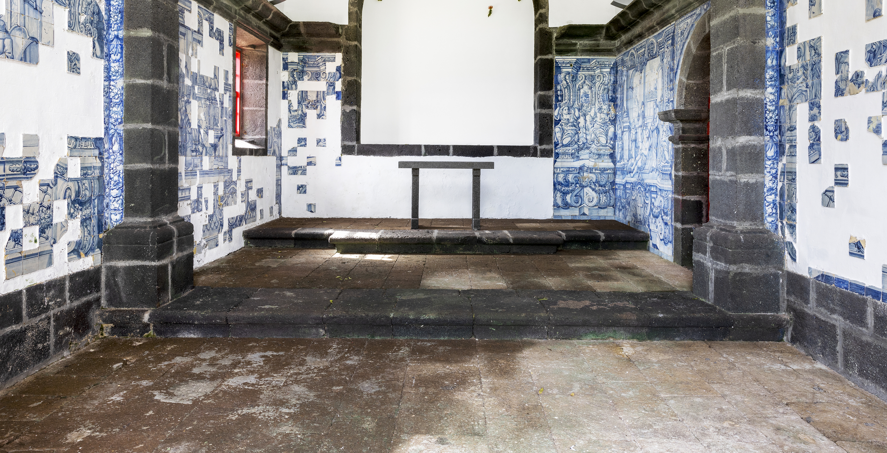 A Pousada Forte da Horta, hotel histórico nos Açores, tem uma capela branca com azulejos azuis