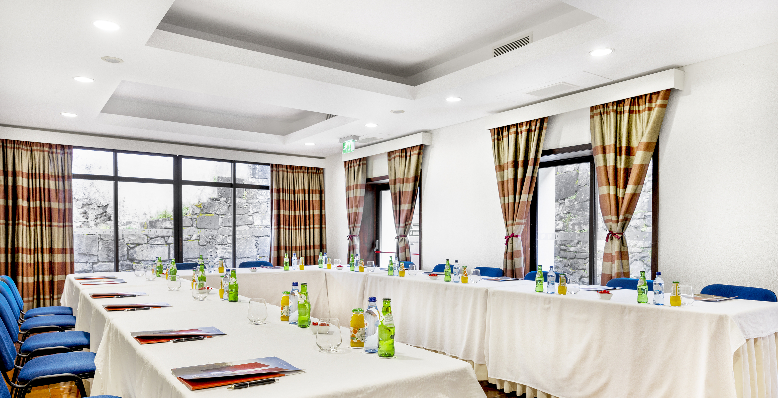 A Pousada Forte da Horta, hotel histórico nos Açores, tem uma sala de reuniões, com luz natural, e várias mesas e cadeiras
