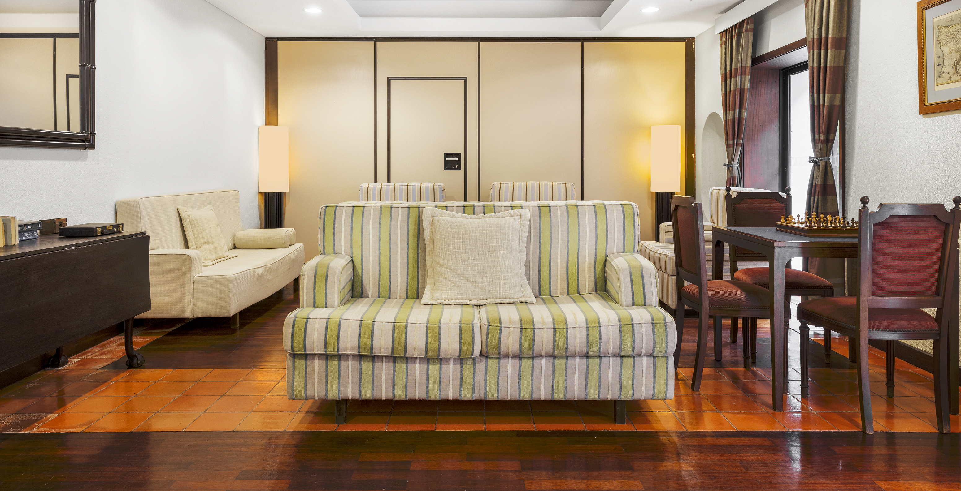 A Pousada Forte da Horta, hotel histórico nos Açores, tem uma sala de estar com sofás e uma mesa com xadrez