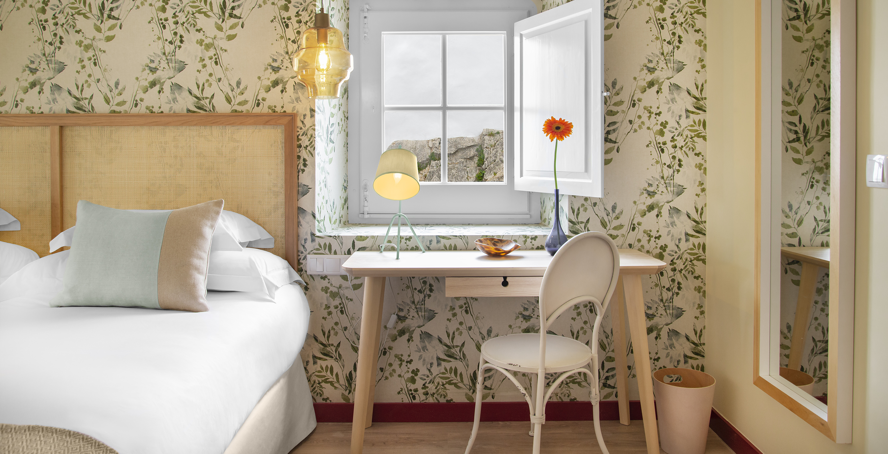 O Quarto Familiar da Casa Lidador - Óbidos tem duas camas, papel de parede florido e uma secretária em frente à janela