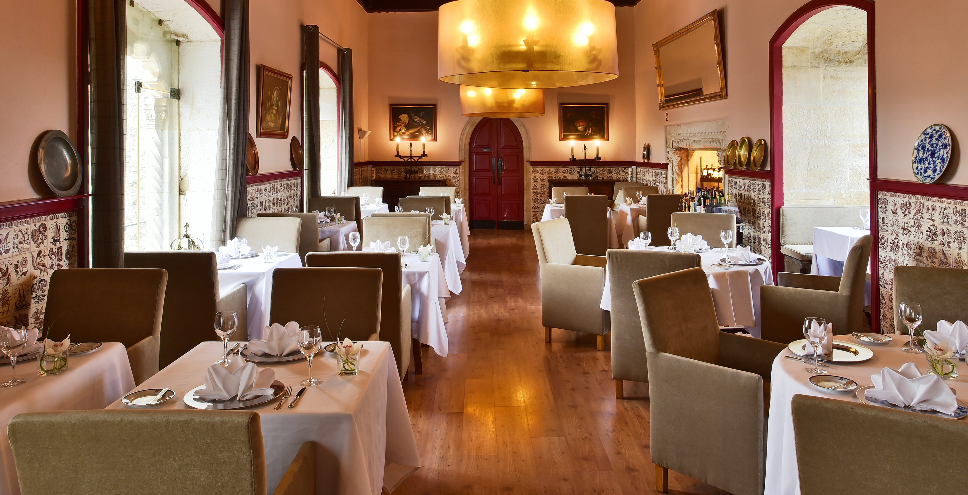 O restaurante Pousada Castelo Óbidos, do Hotel de Charme em Óbidos, tem decoração rústica e azulejos na parede
