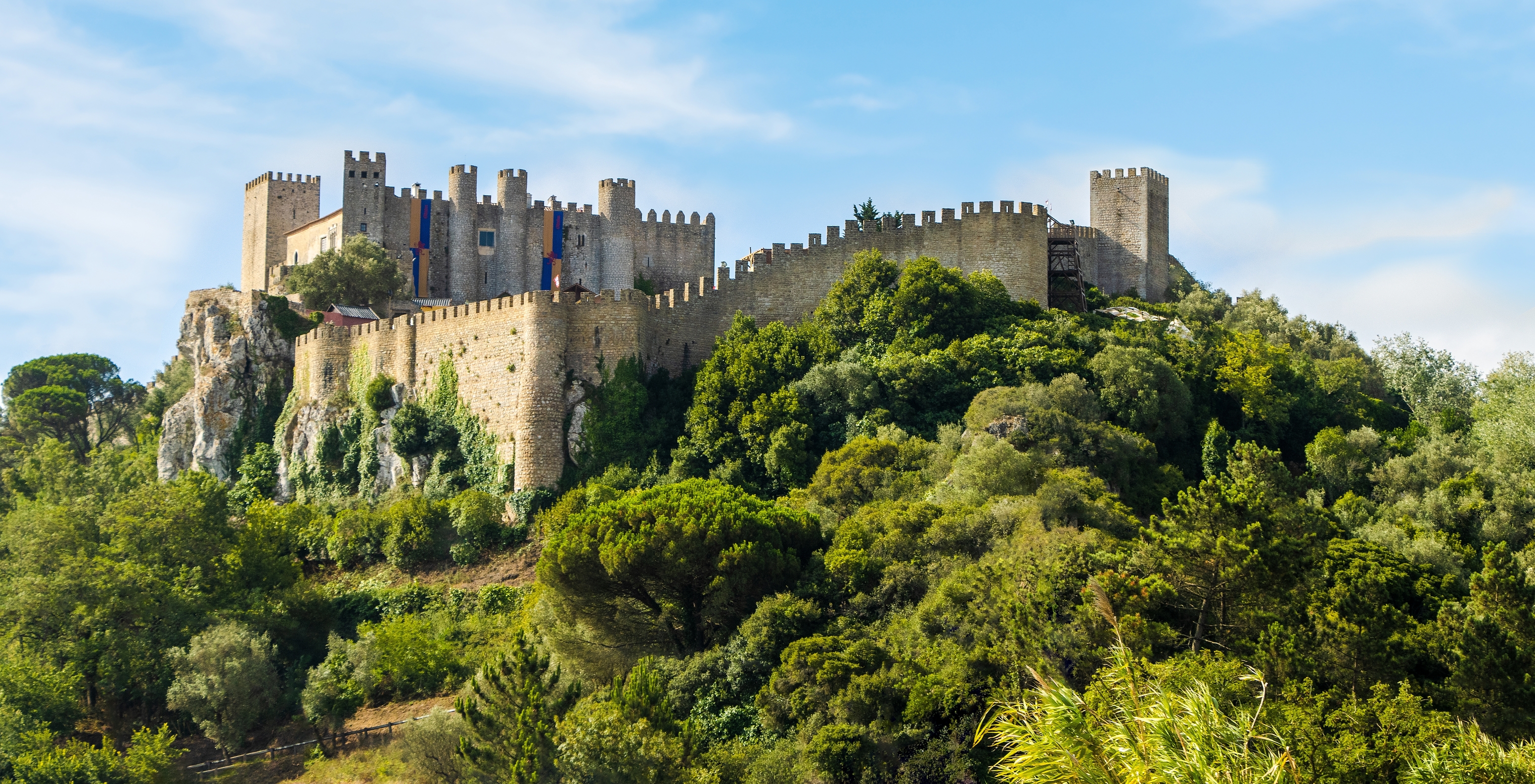 Castelo de Óbidos, situado no topo de uma colina, com muralhas imponentes e torres robustas