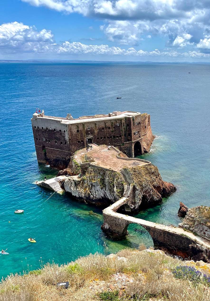 Forte São João Batista, localizado na ilha da Berlenga Grande, uma construção erguida sobre rochas e com vista para o mar