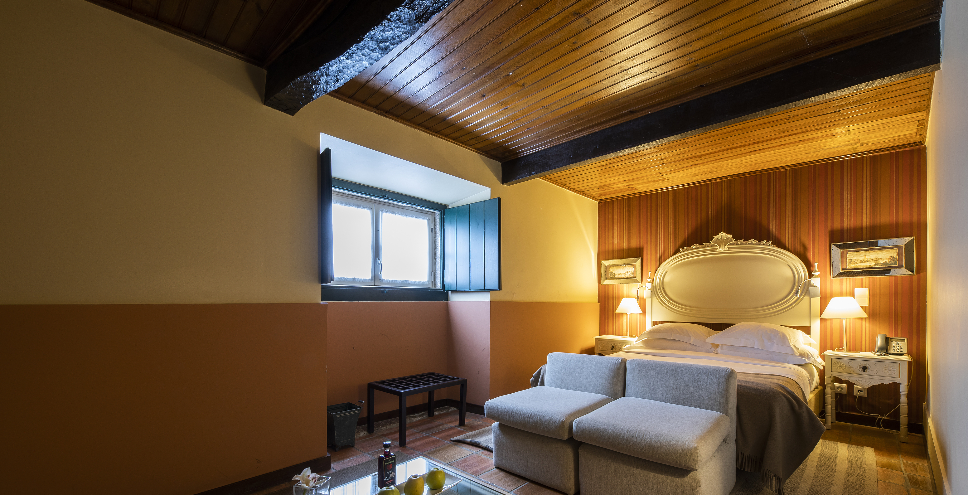 O quarto Standard Casa do Castelo da Pousada Castelo Óbidos tem uma cama de casal, com mesa de cabeceira com candeeiro