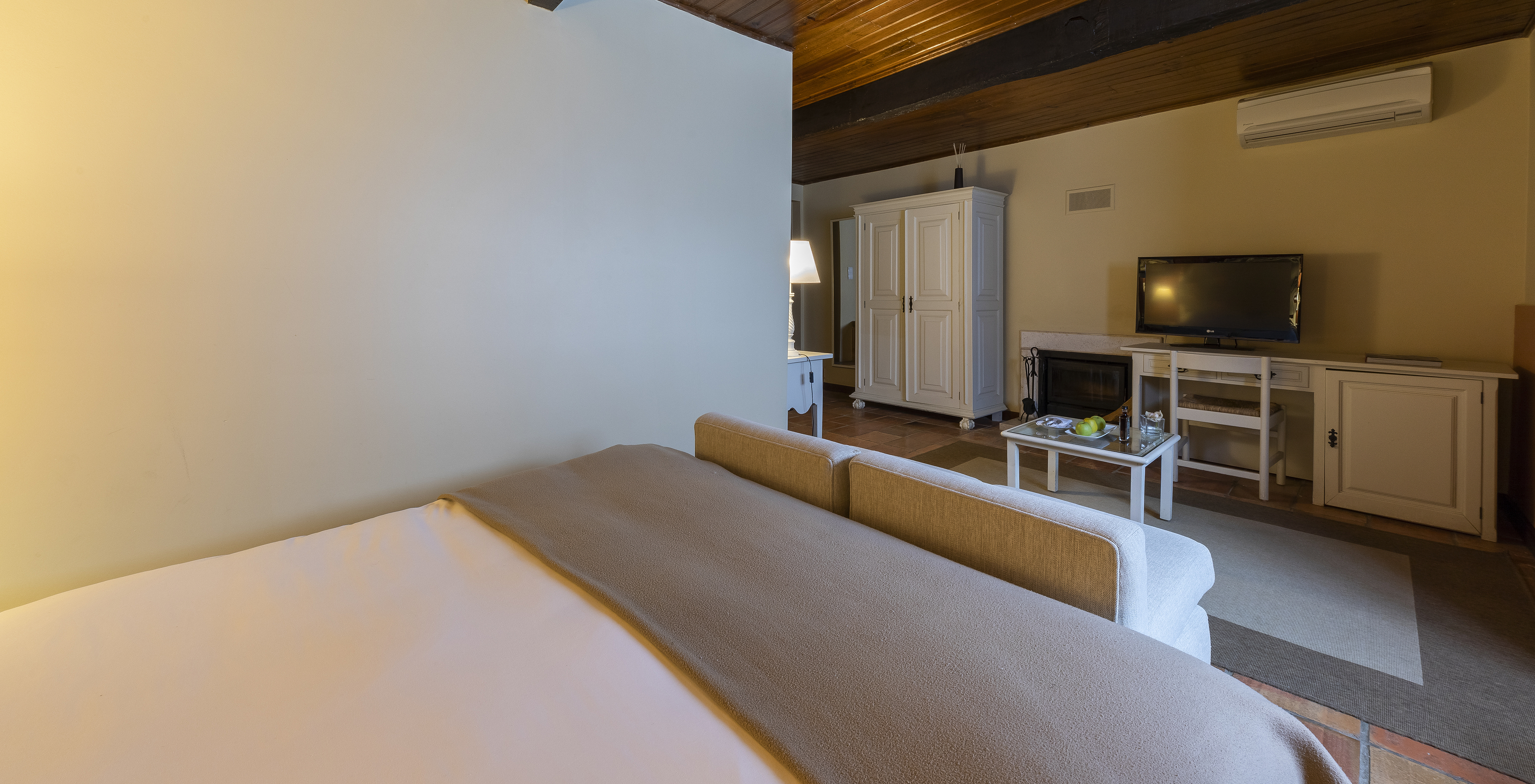 O quarto Standard Casa do Castelo da Pousada Castelo Óbidos tem uma televisão, secretária e sofá confortável