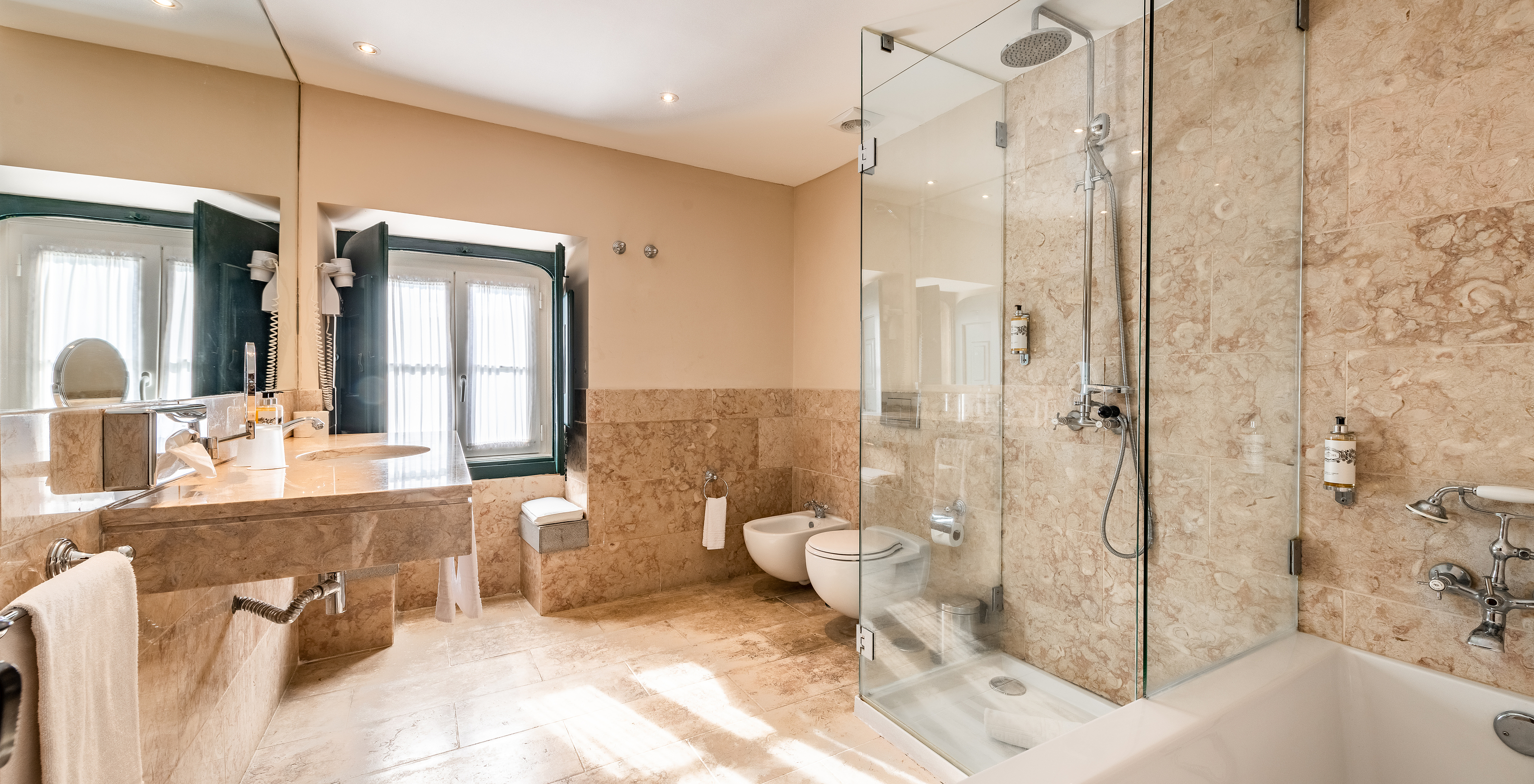 O quarto Superior com Varanda Casa do Castelo da Pousada Castelo Óbidos tem uma casa de banho com banheira ou chuveiro