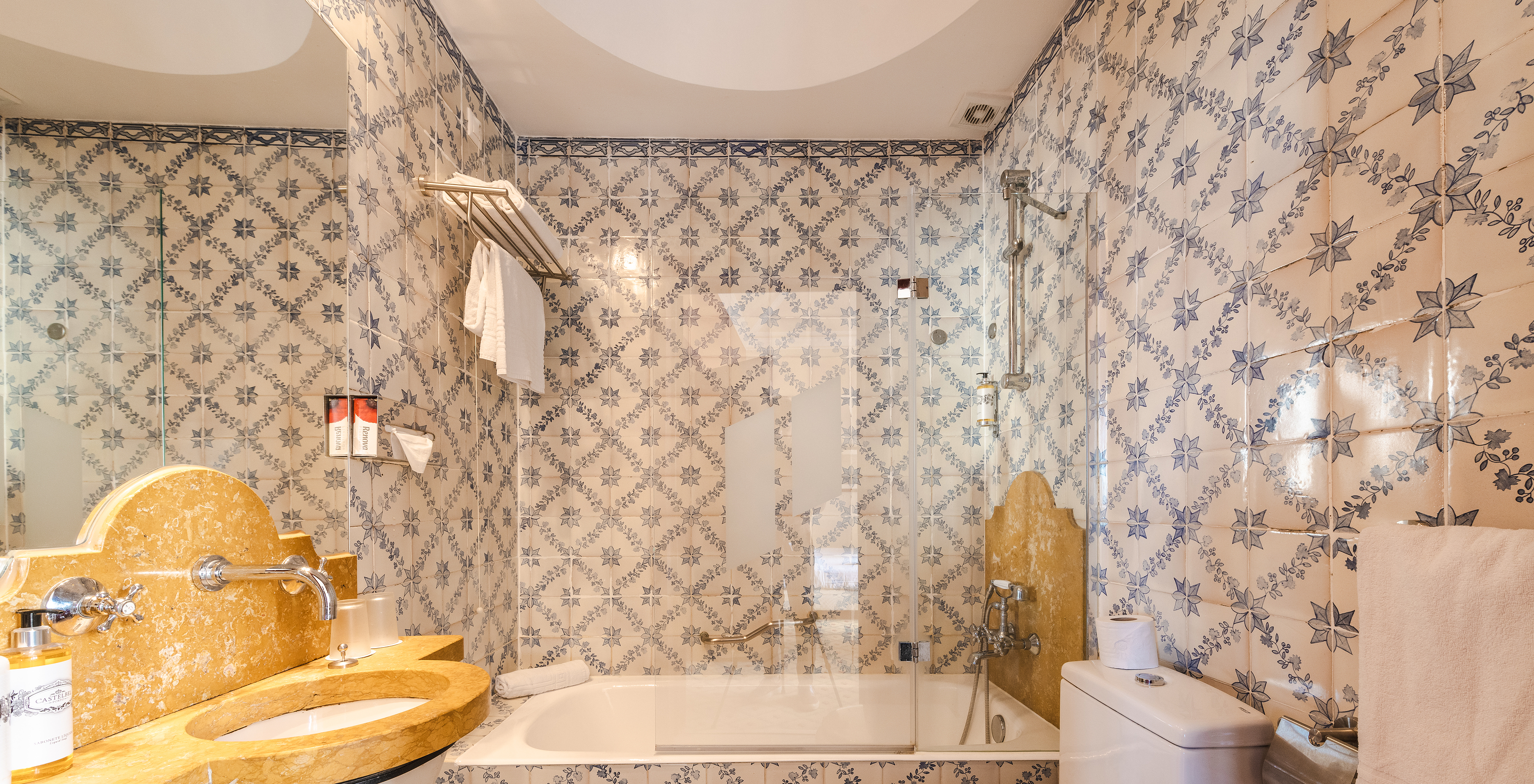 O Quarto Superior Casa do Castelo  da Pousada Castelo Óbidos tem uma casa de banho, com lavatório e banheira