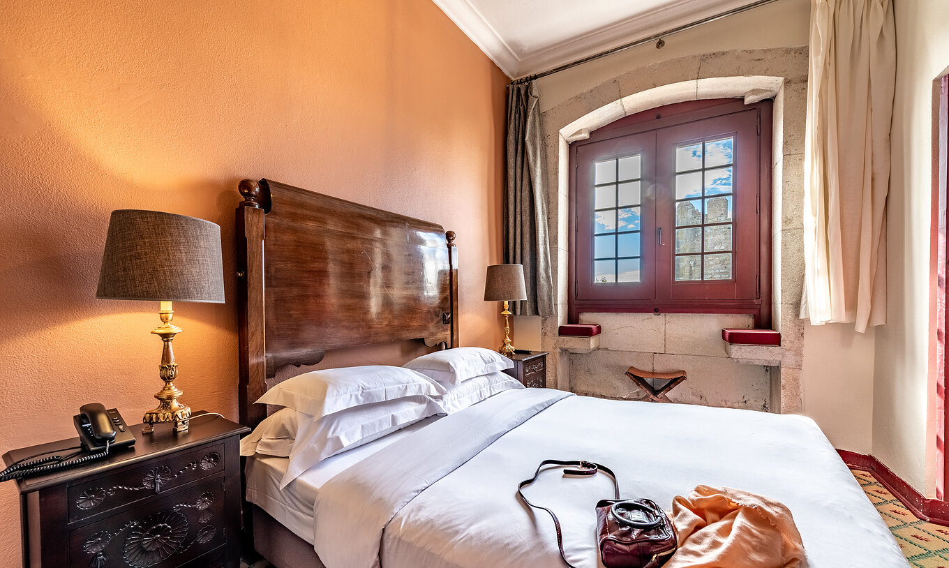O Quarto Clássico Castelo da Pousada Castelo Óbidos tem uma cama de casal e uma janela com vista para o castelo 