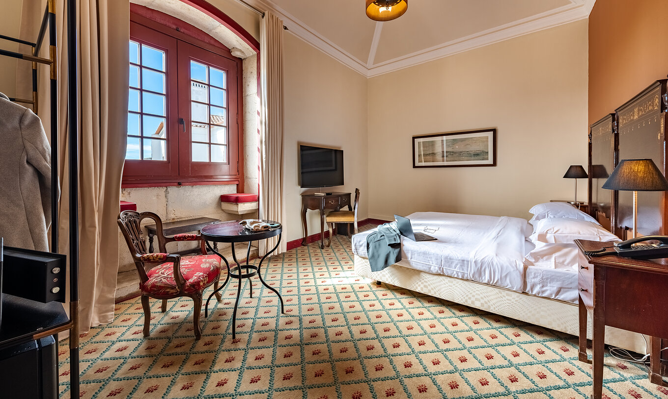 O Quarto Superior Casa do Castelo  da Pousada Castelo Óbidos tem uma cama de casal, televisão, mesa com cadeiras e vista