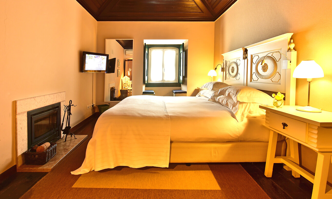 O quarto Superior Castelo da Pousada Castelo Óbidos tem uma cama de casal com mesa de cabeceira e telefone