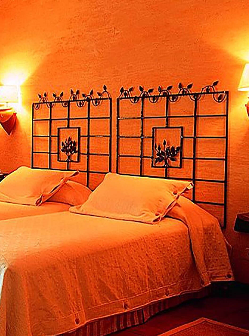 O Twin Room - Superior com Varanda da Pousada Convento de Belmonte tem duas camas individuais juntas com um cadeirão