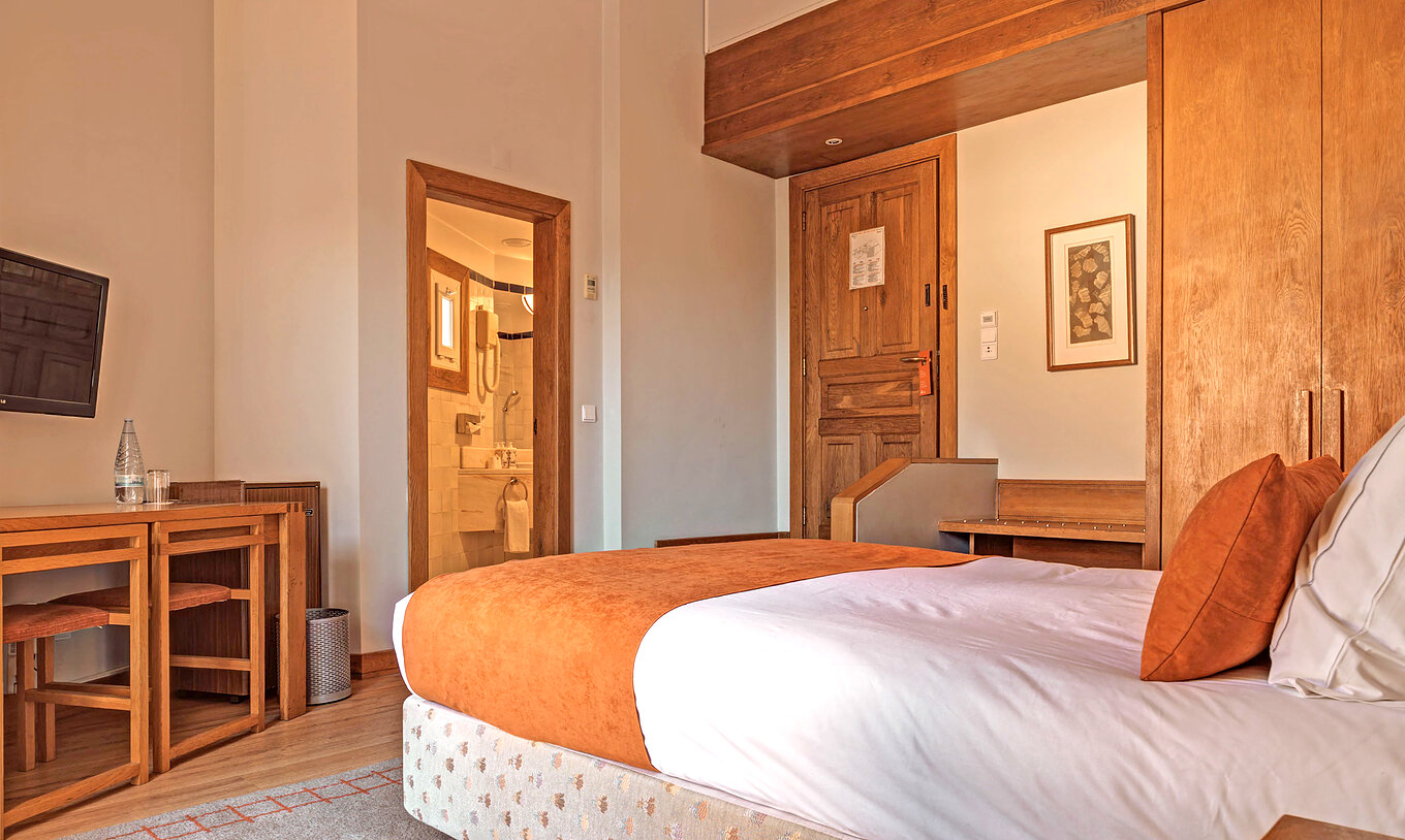 O Quarto Superior Varanda da Pousada Ourém tem uma cama de casal com televisão e acesso à casa de banho