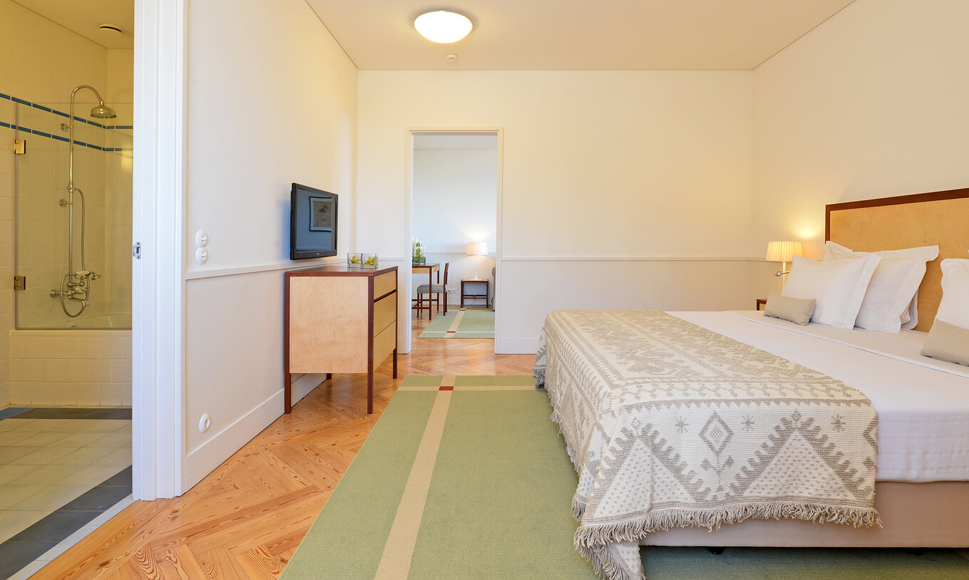 A Large Family da Pousada Serra da Estrela tem um quarto com cama de casal, uma casa de banho e uma pequena sala de estar