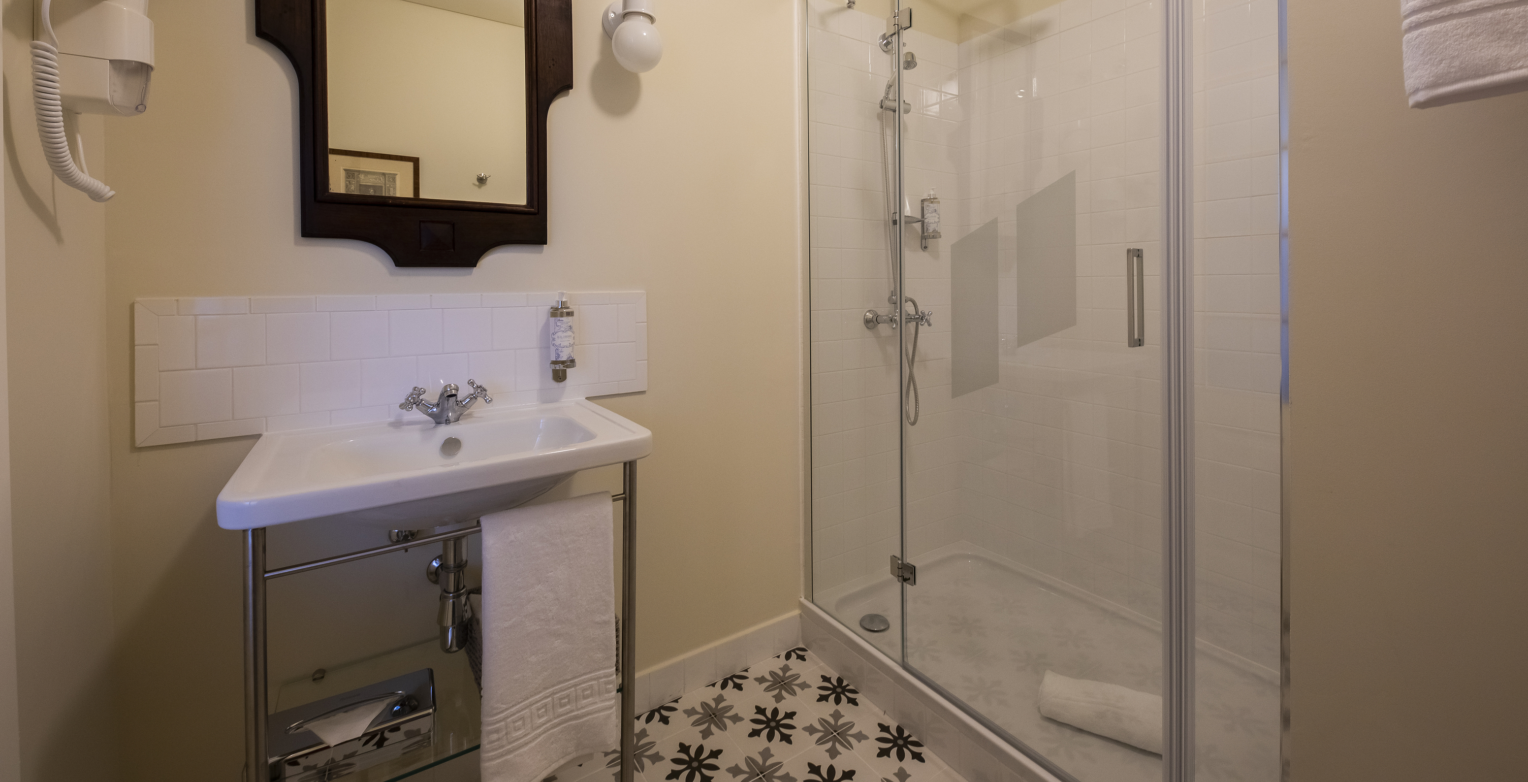 O Quarto Superior da Pousada Vila Óbidos tem uma casa de banho com duche, lavatório, espelho e secador de cabelo