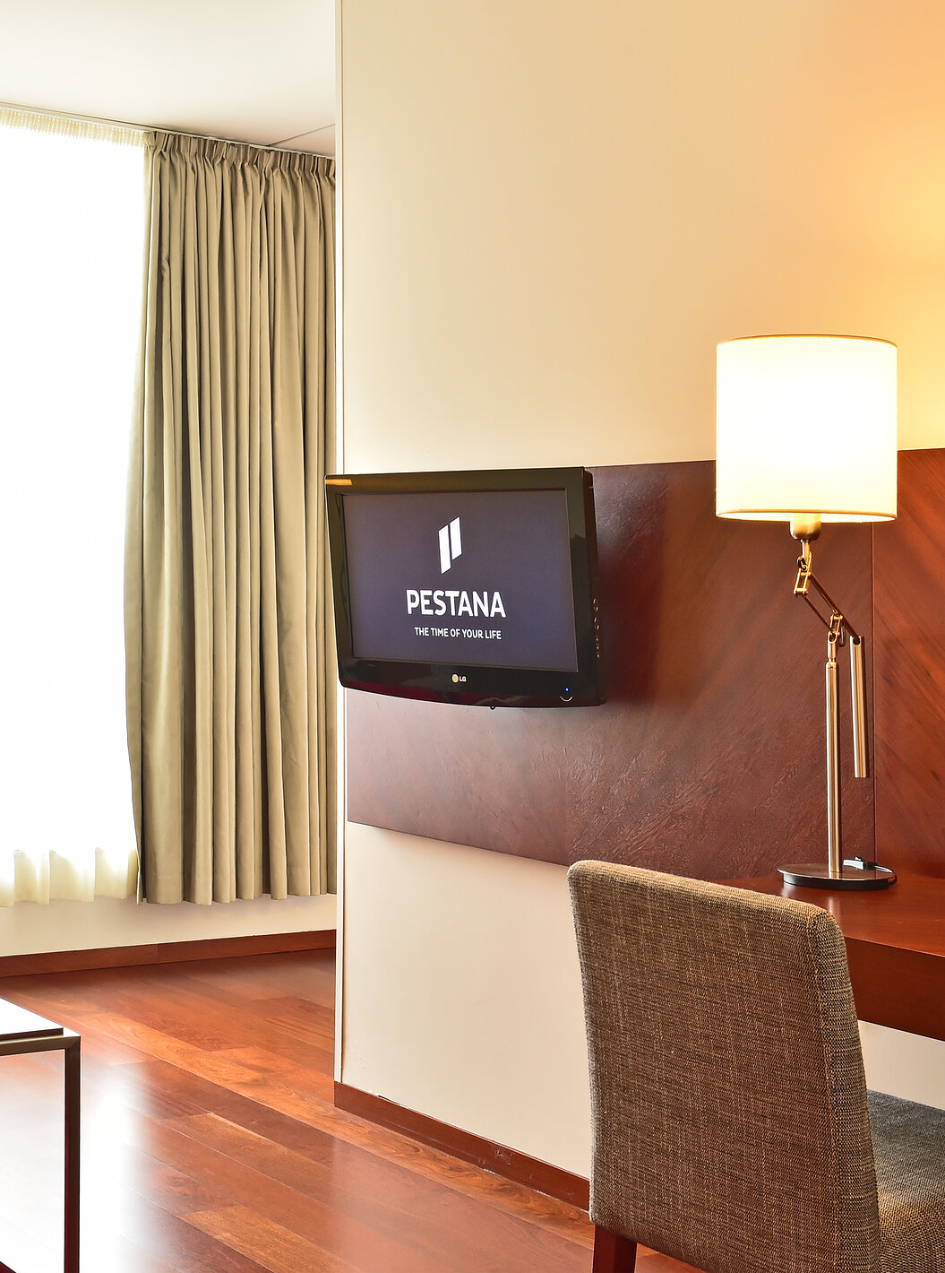 A Suite Especial da Pousada Viseu tem dois sofás, uma mesa, uma televisão e uma secretária com uma cadeira