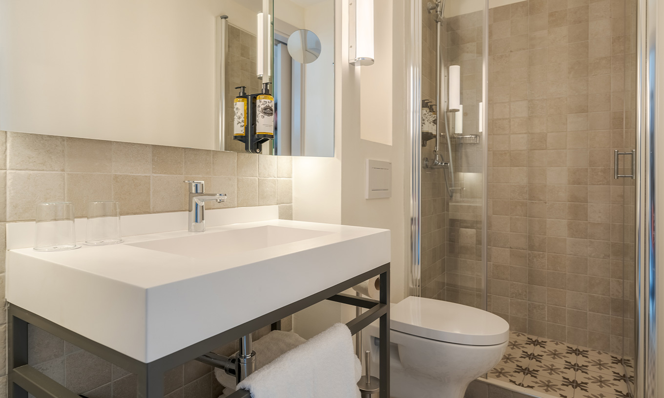 O Comfort Terrace da Pousada Alfama tem um walk-in shower e um amplo lavatório na casa de banho