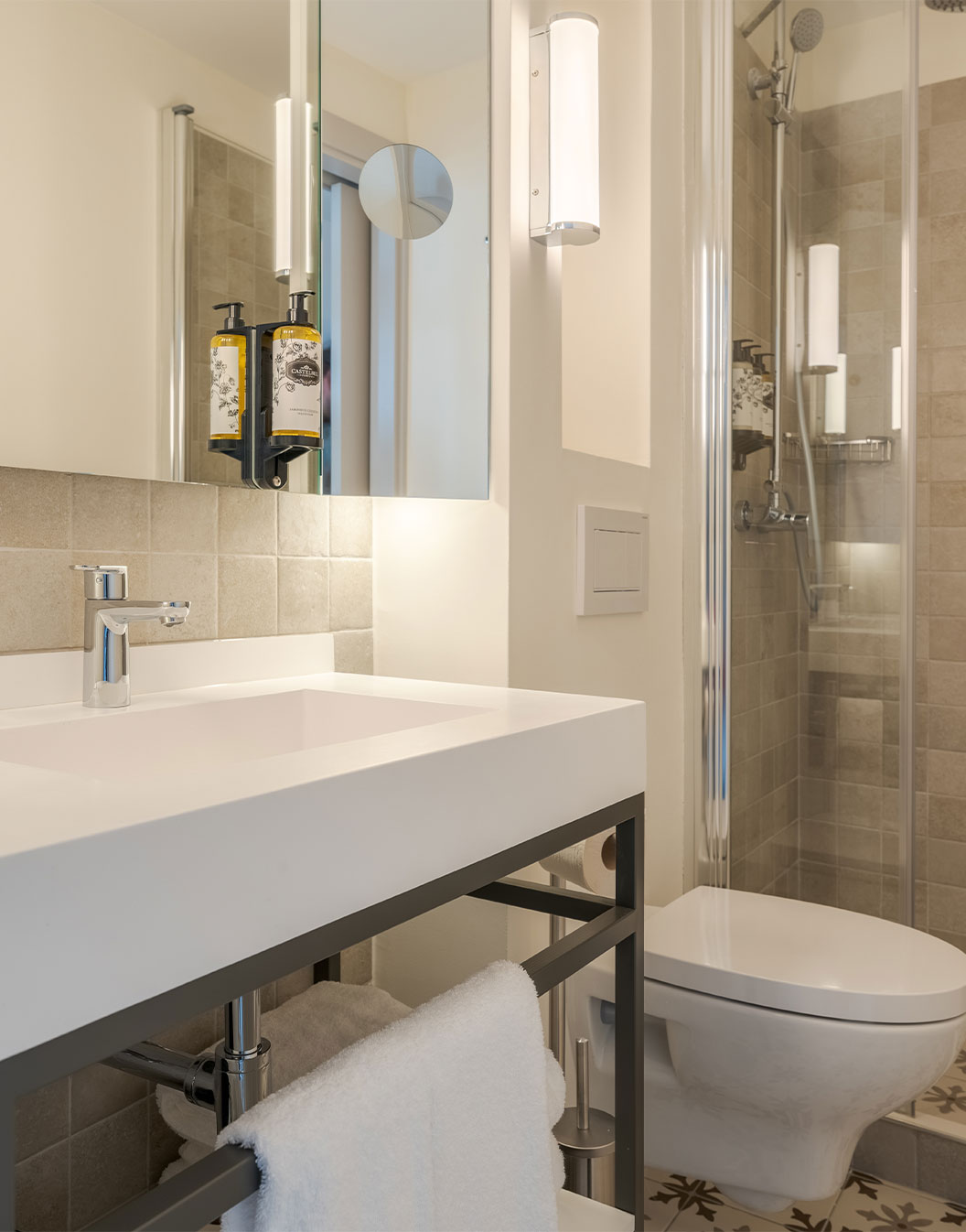 A Suite Portas do Sol da Pousada Alfama tem um walk-in shower e um amplo lavatório na casa de banho